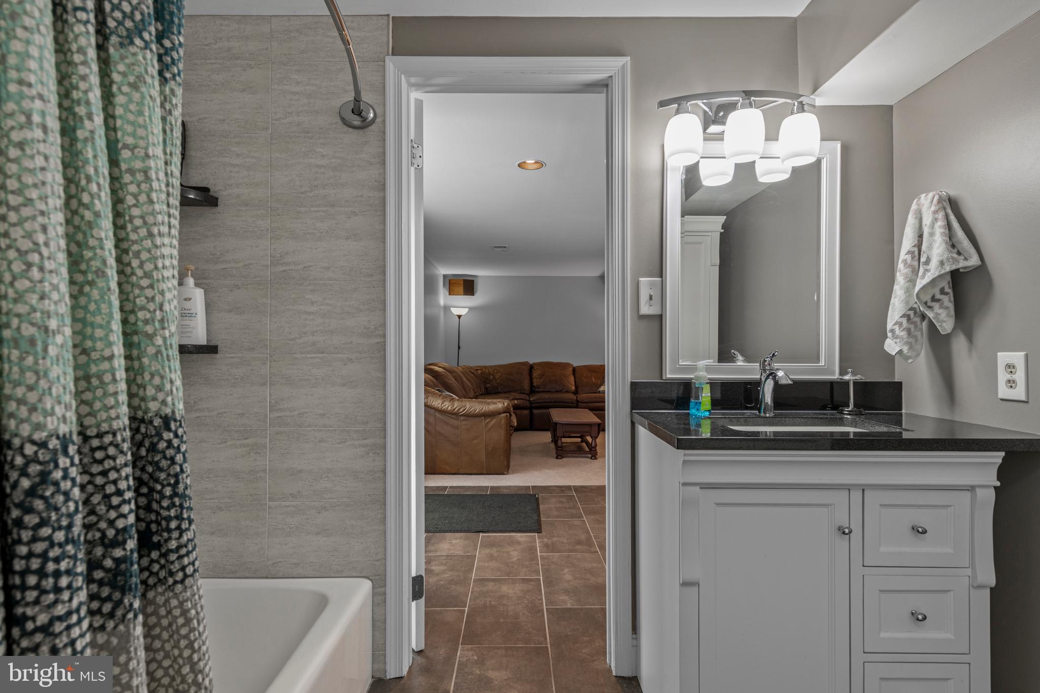 OKEHOCKING HILLS - Residential