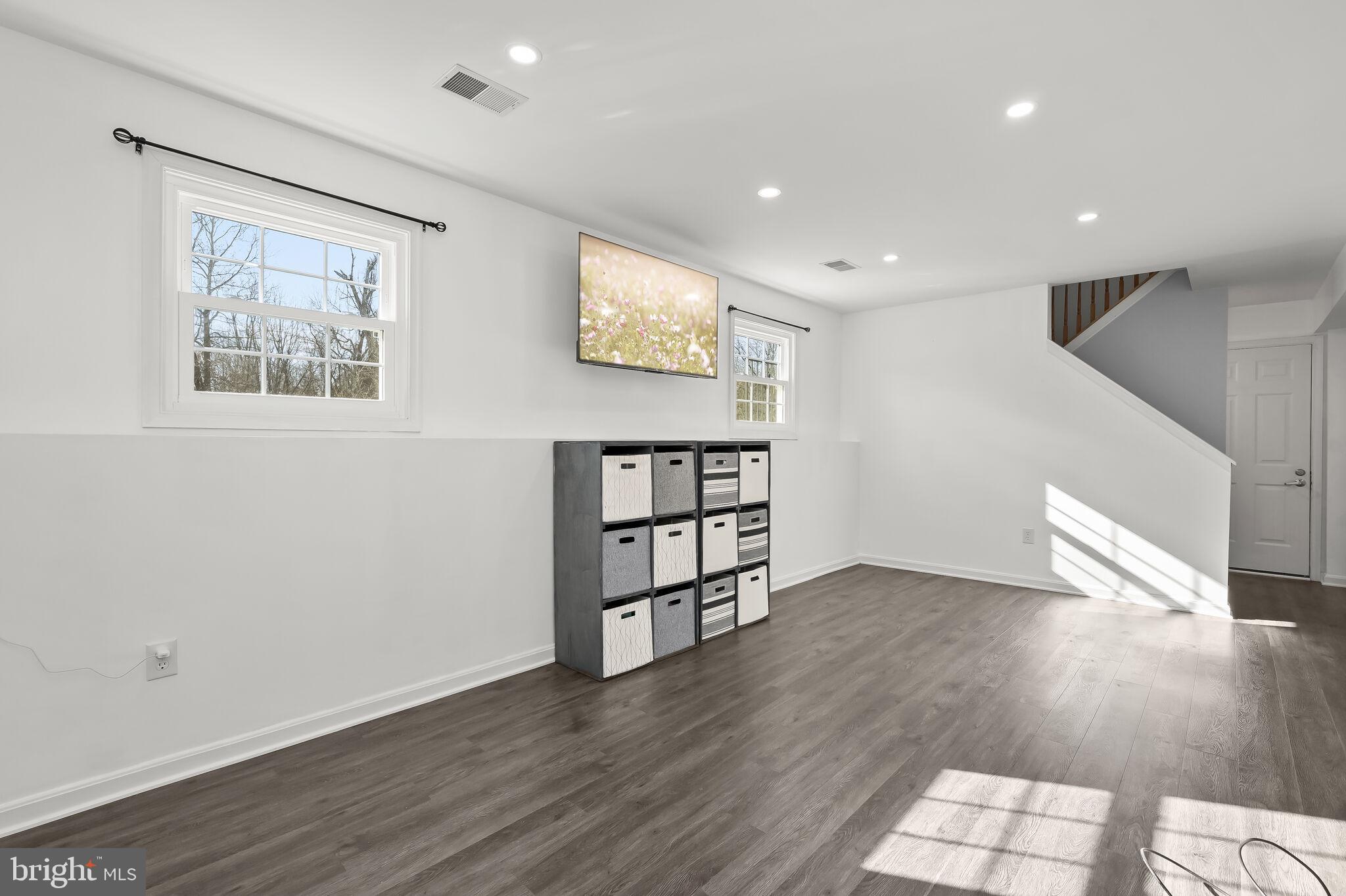 MEADOWBROOK - Residential