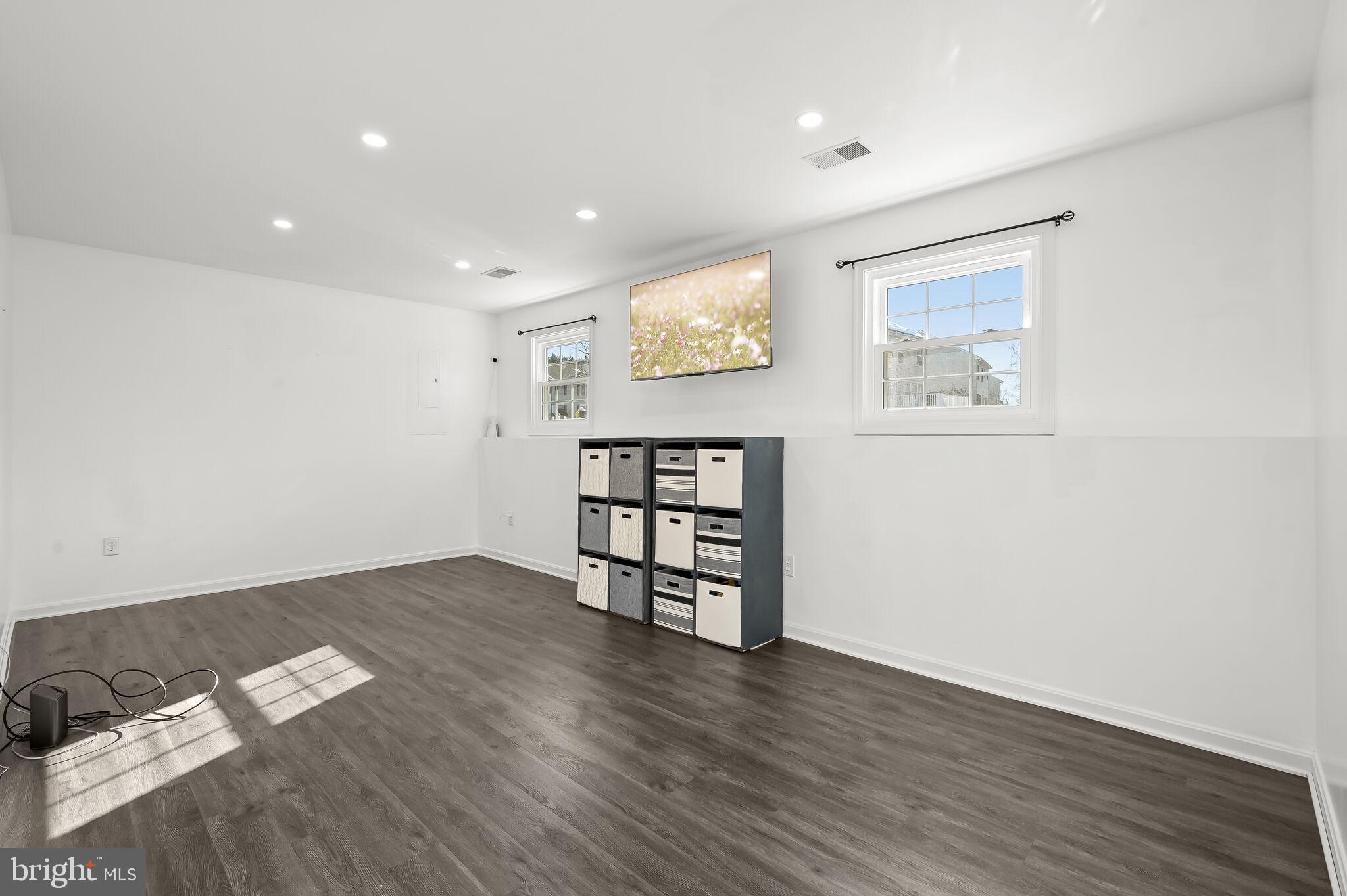 MEADOWBROOK - Residential