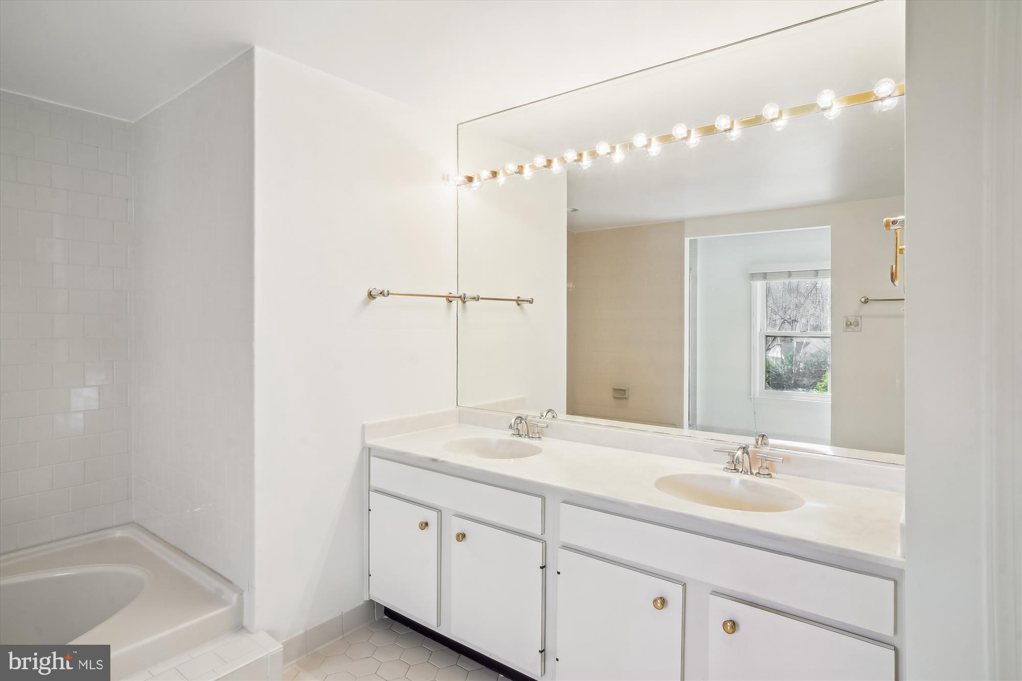 LUXMANOR - Residential