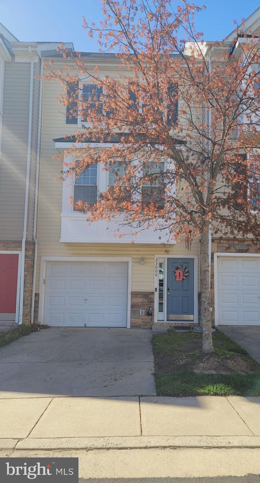 Welcome home to this inviting 3-level townhouse-style garage condo, offering the perfect blend of comfort and convenience.  Close to rt 28, 267, 7 & metro. This beautiful 3 level condo with 3 bed and 3 bath and 1 car garage has SS appliances, granite countertops, open and spacious living areas. New rug on stairs, brand new flooring on the first level, freshly painted throughout!
This home is priced to sell! Don't miss this opportunity!!