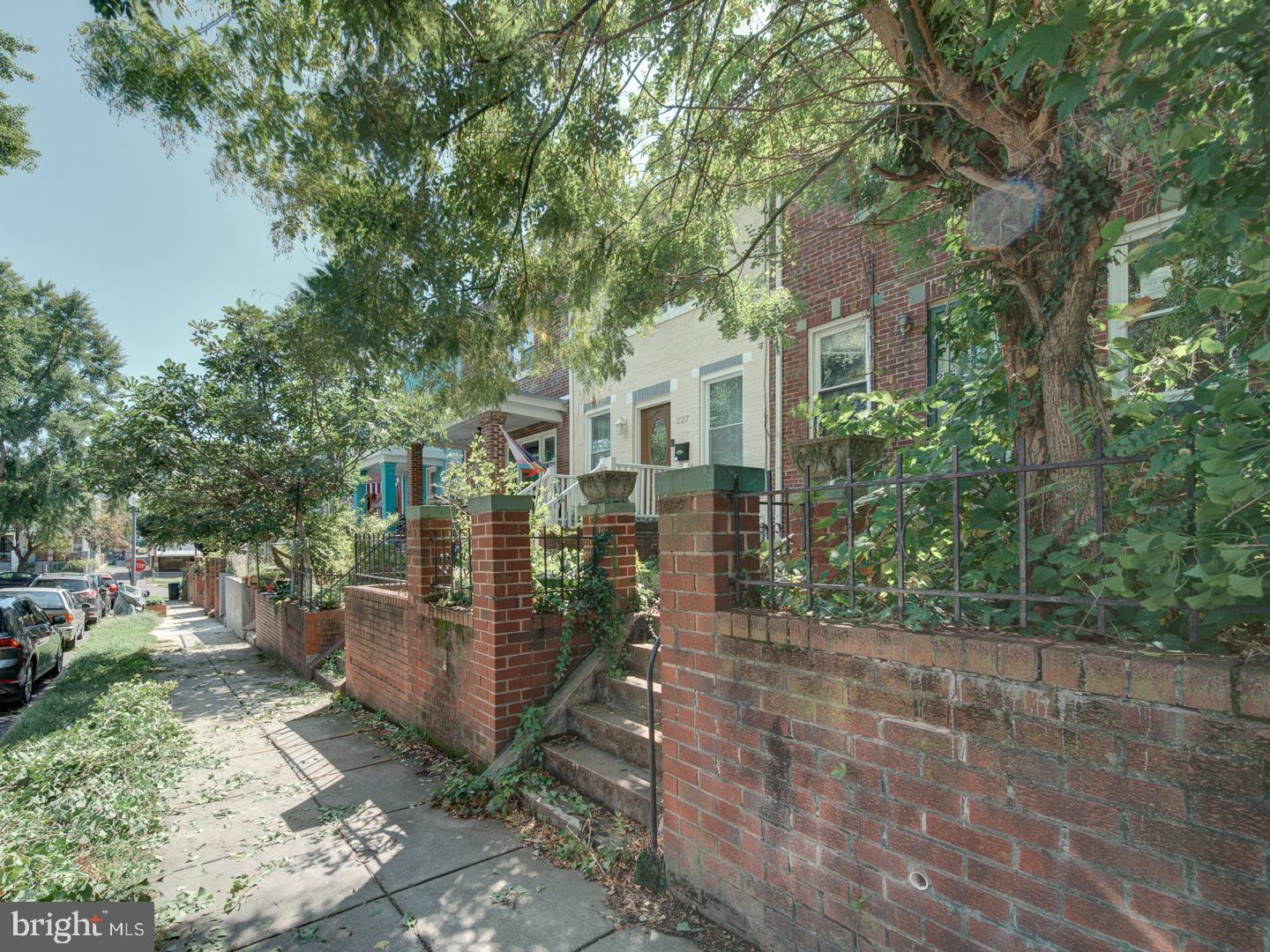 225 CROMWELL TERRACE NE
