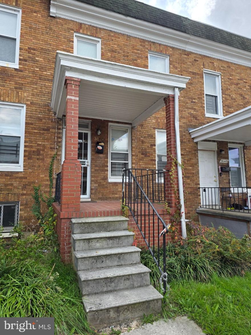 This wonderful house is ready for you to make a home. 3 bedrooms, 1 bath, hardwood floors throughout and a wonderful skylight in the bathroom. Close proximity to public transportation, shopping centers, and a short ride to downtown. Don't miss this opportunity.