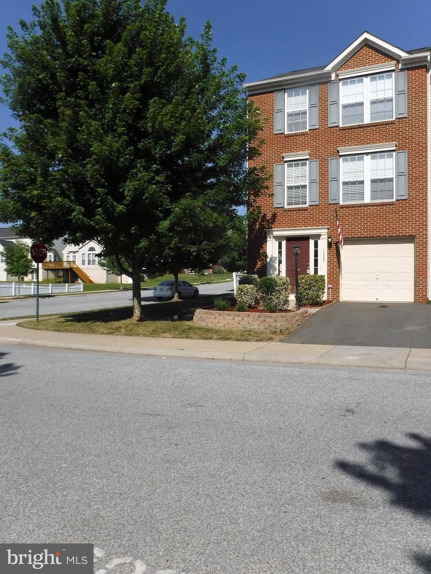 End Unit Townhouse located in Fairfax Crossing just minutes from shops! This unit has fresh paint throughout, partially remodeled bathrooms, new hardwood floors on the third level, new carpet in the basement and a playground across the street! PRICE JUST REDUCED AND SELLER WILL PAY UP TO $3000.00 towards buyers closing costs. Contact us today!