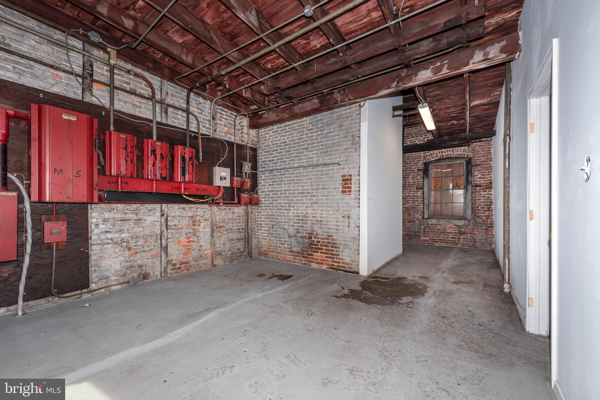 HIGHLANDTOWN - Commercial Lease