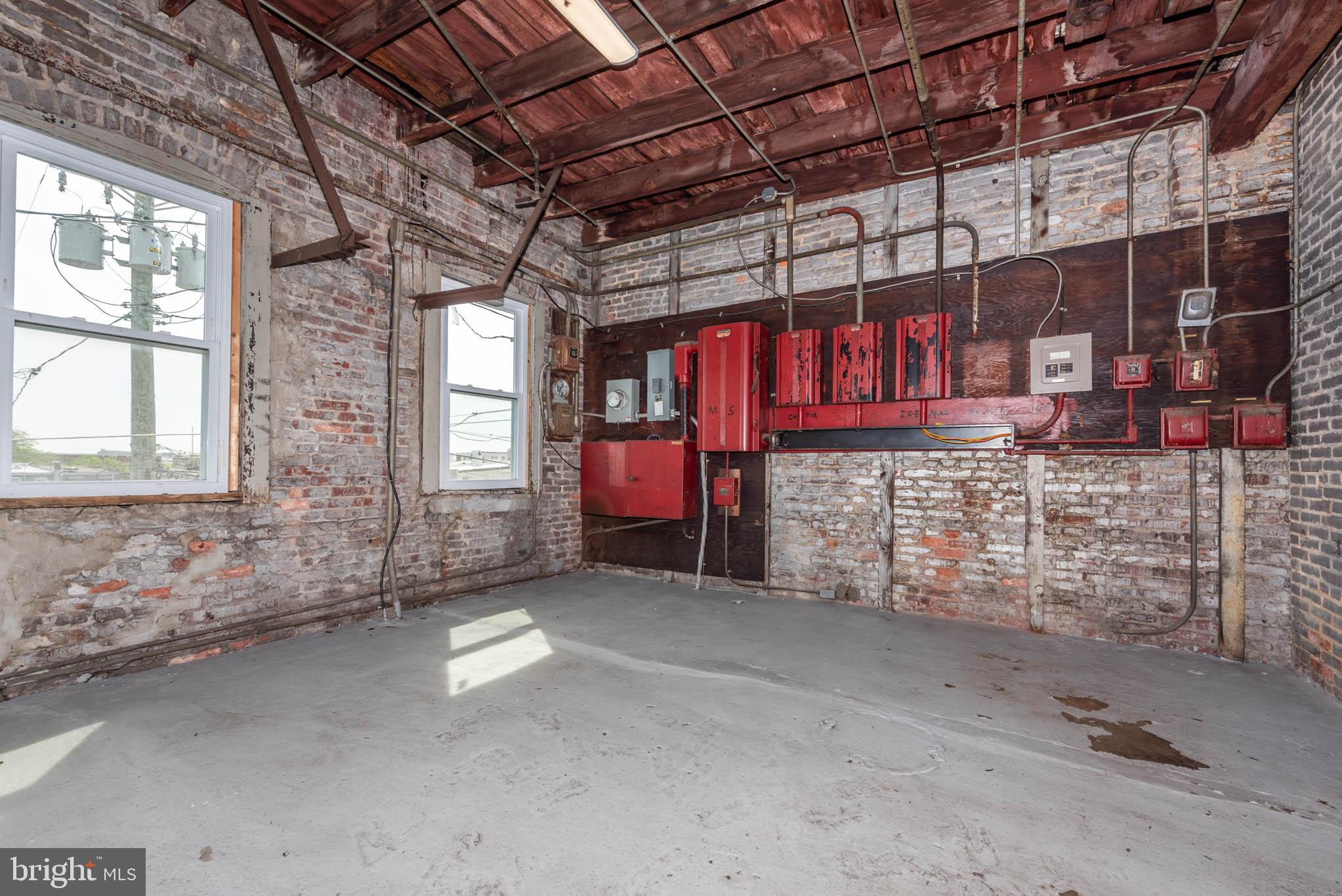 HIGHLANDTOWN - Commercial Lease