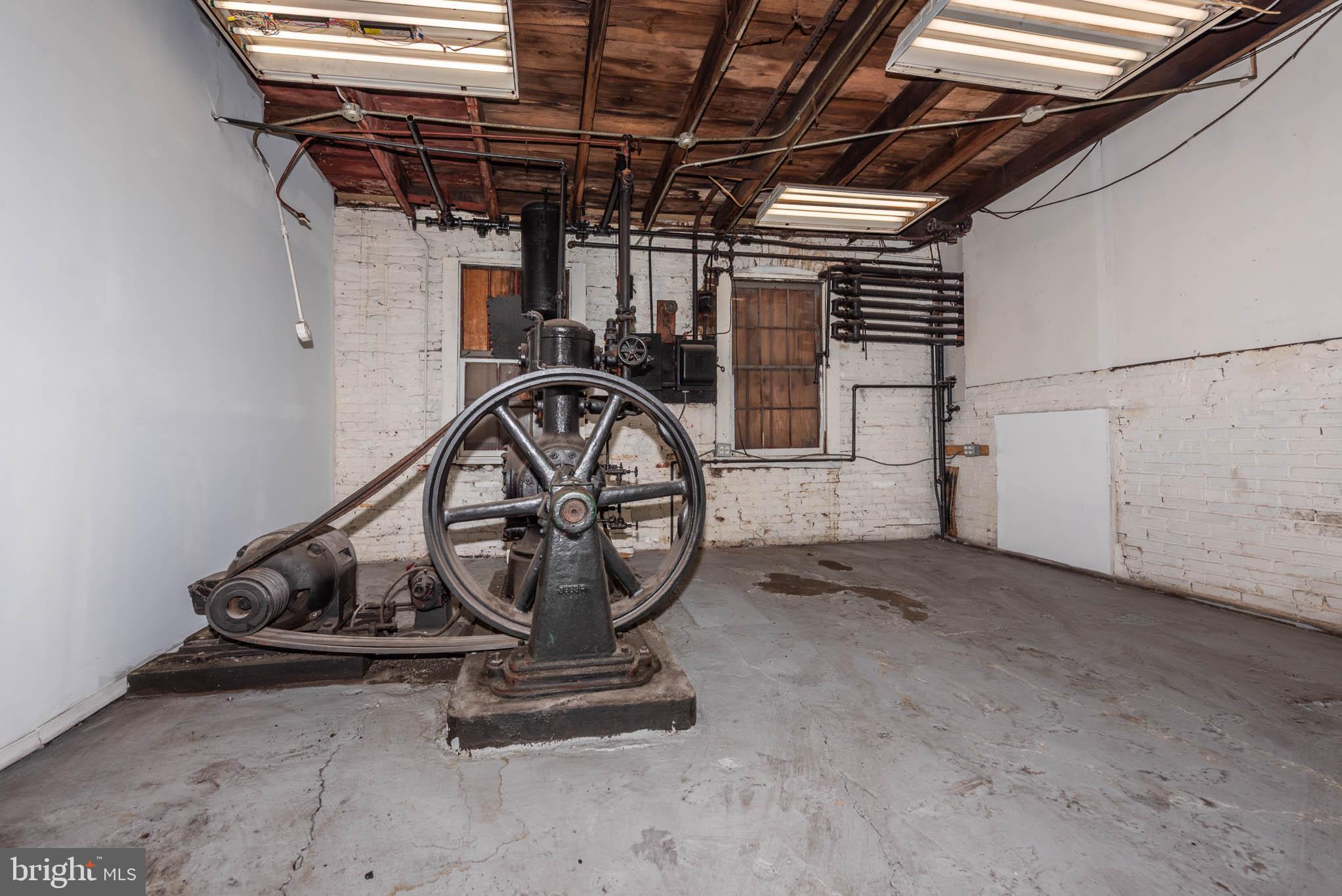 HIGHLANDTOWN - Commercial Lease
