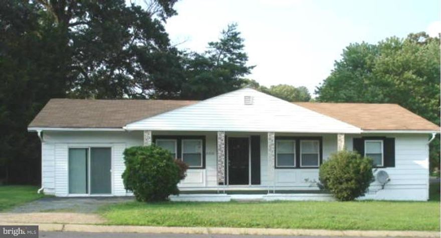 Must see this.. 3 Bedroom, 2full BA located on a 0.26 acre with a partially fenced corner lot. Located a short distance from Naval Air Station Patuxent River.   Features an eat in kitchen and family room all on one level.  Washer and dryer convey.  Seller says bring an offer.