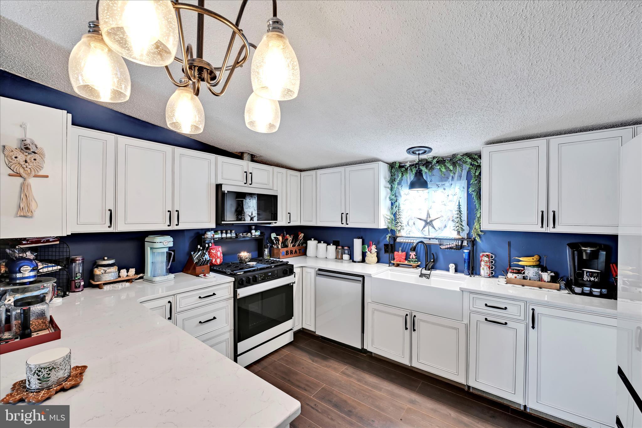 LAKEVIEW COUNTRY ESTATES - Residential