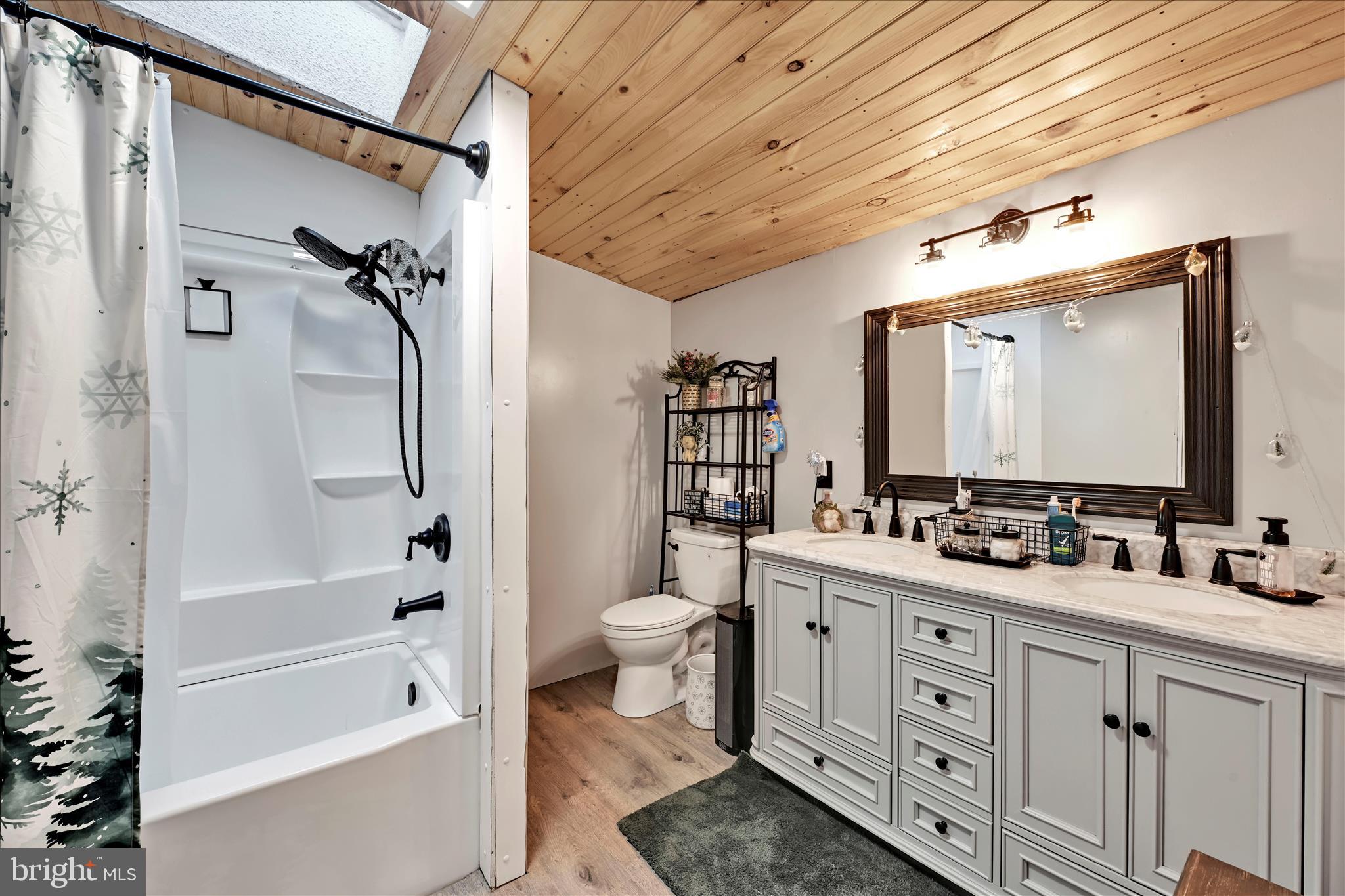 LAKEVIEW COUNTRY ESTATES - Residential