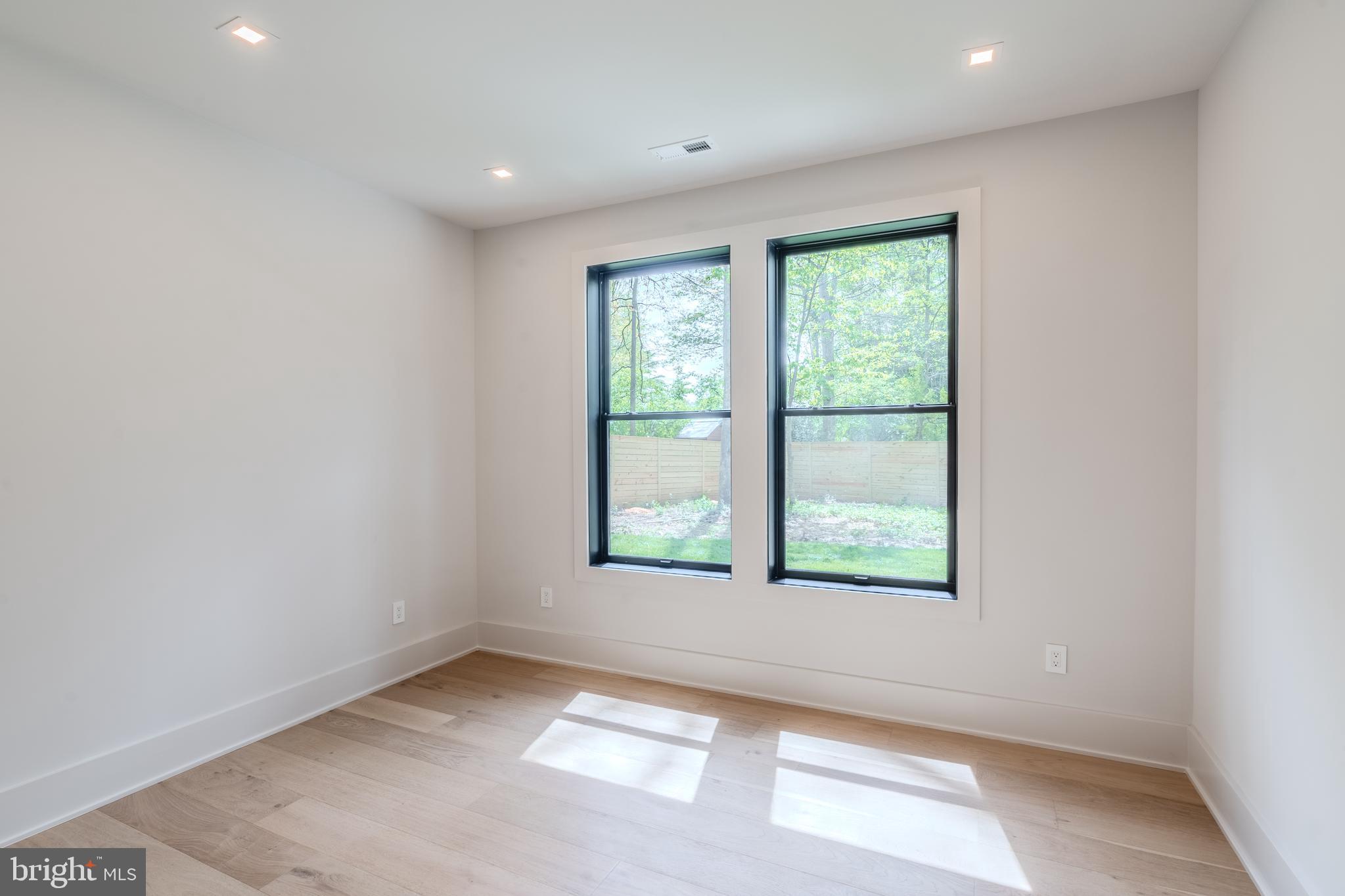 RAYMONDALE - Residential