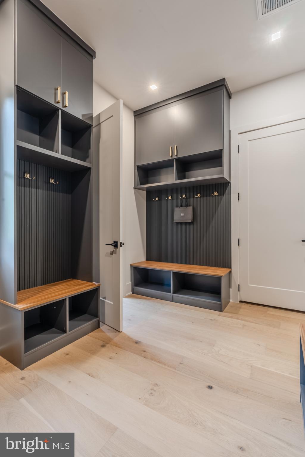 RAYMONDALE - Residential