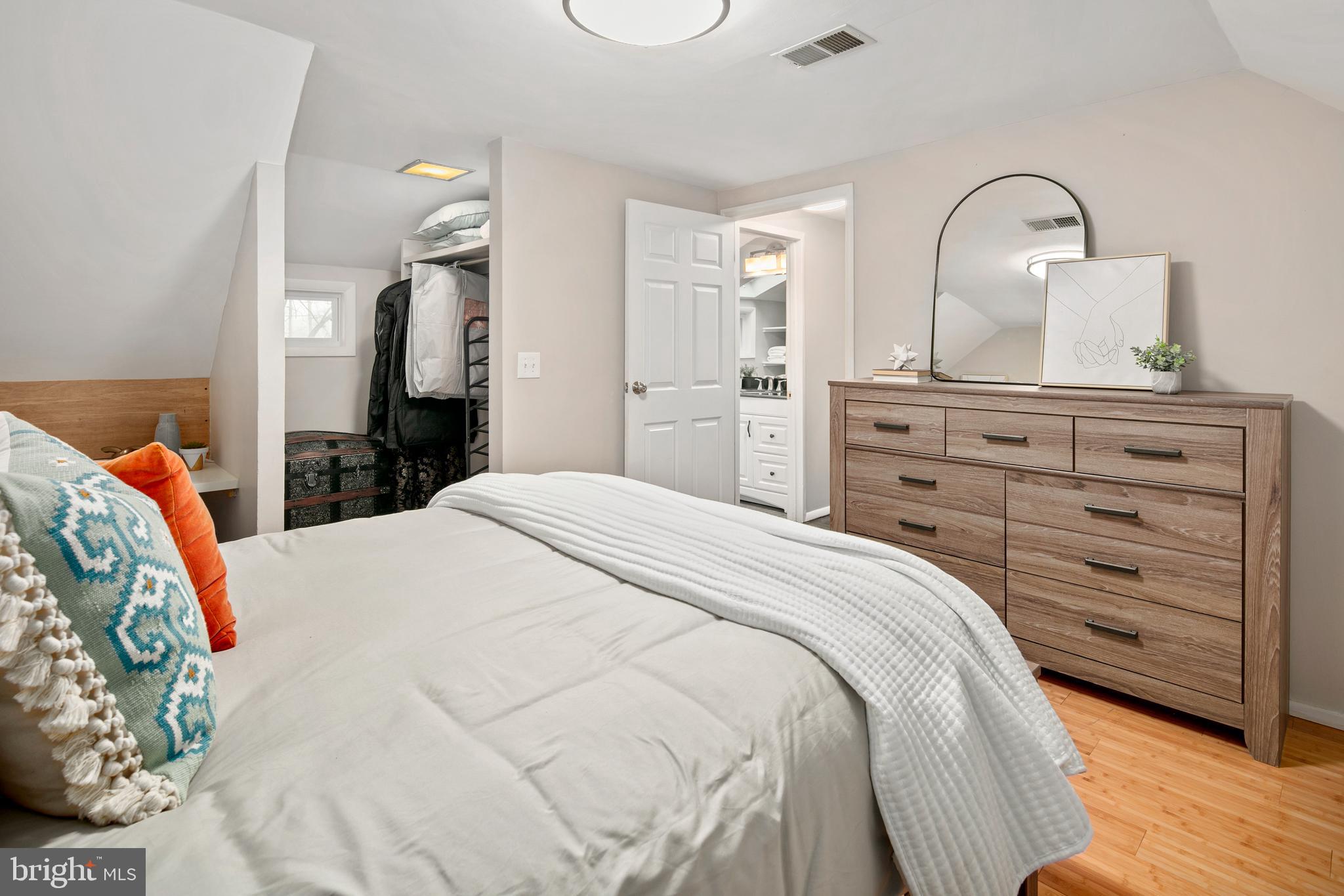 NORTH WOODSIDE - Residential