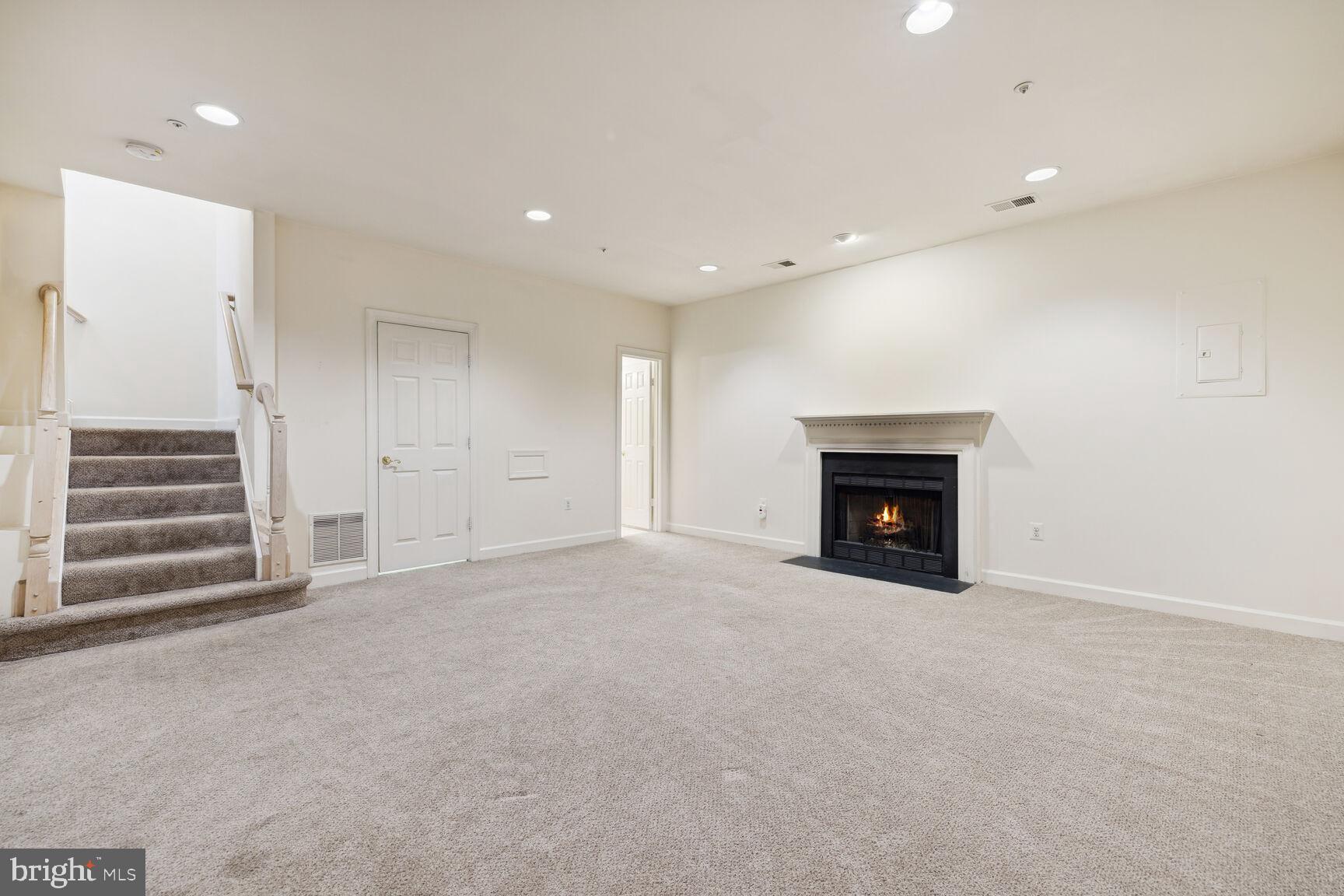 PT ROCKVILLE TWN RES 3 - Residential Lease