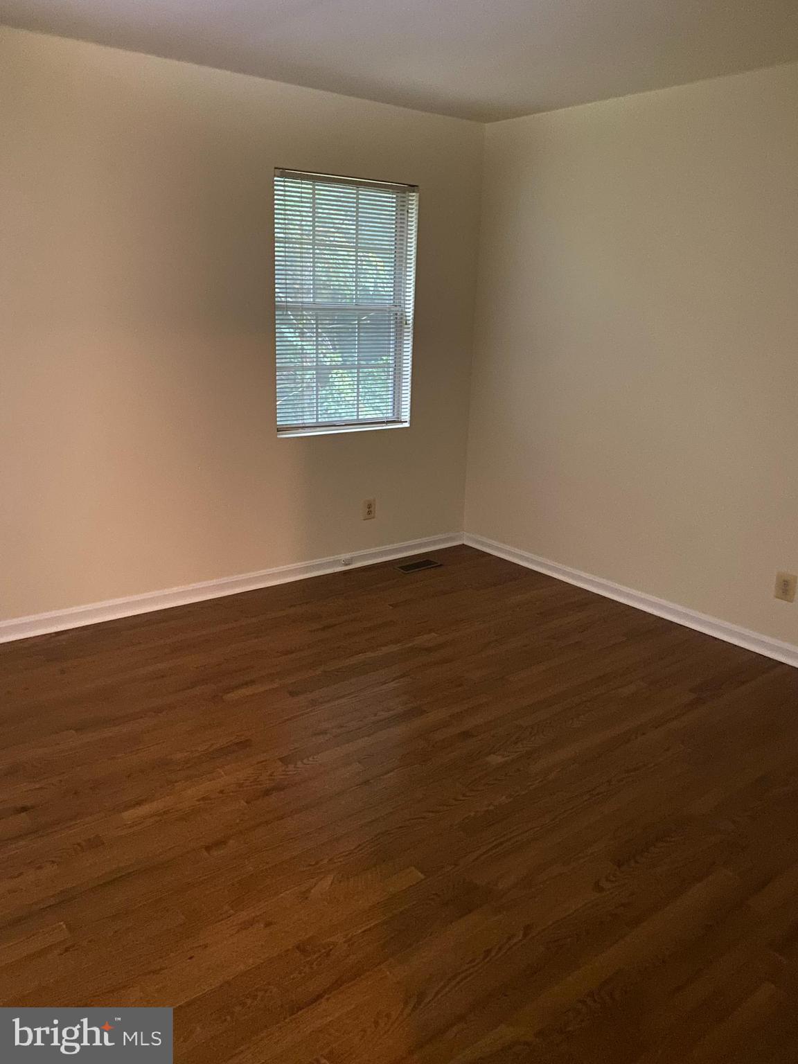 PICKWICK VILLAGE - Residential Lease