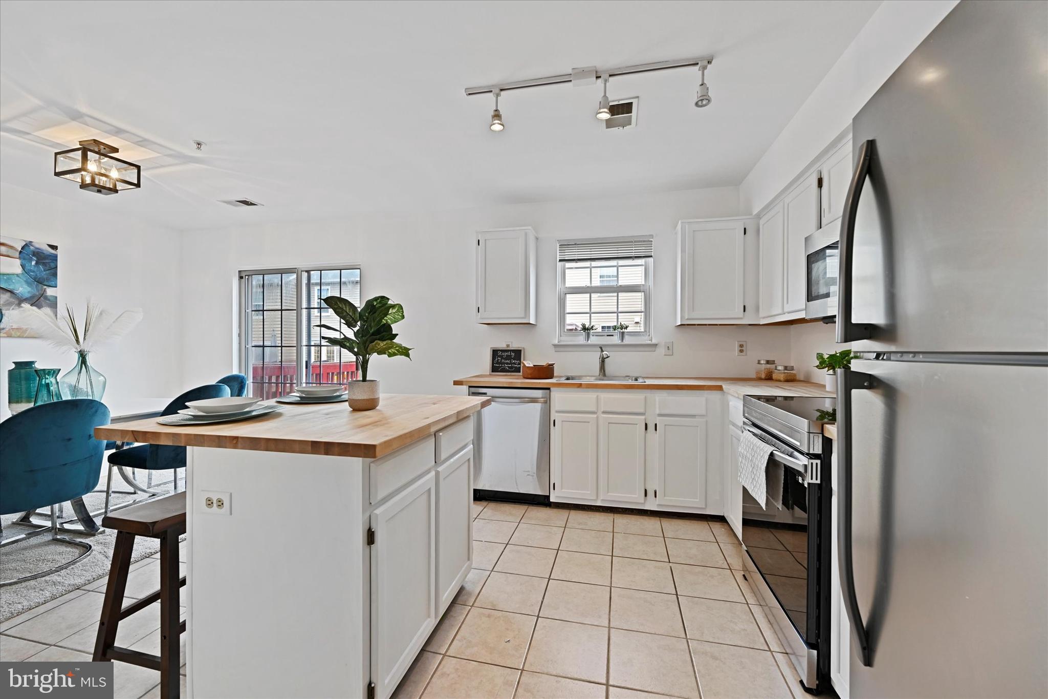 STONEHAVEN MEWS IN CROFTON VILLAGE - Residential