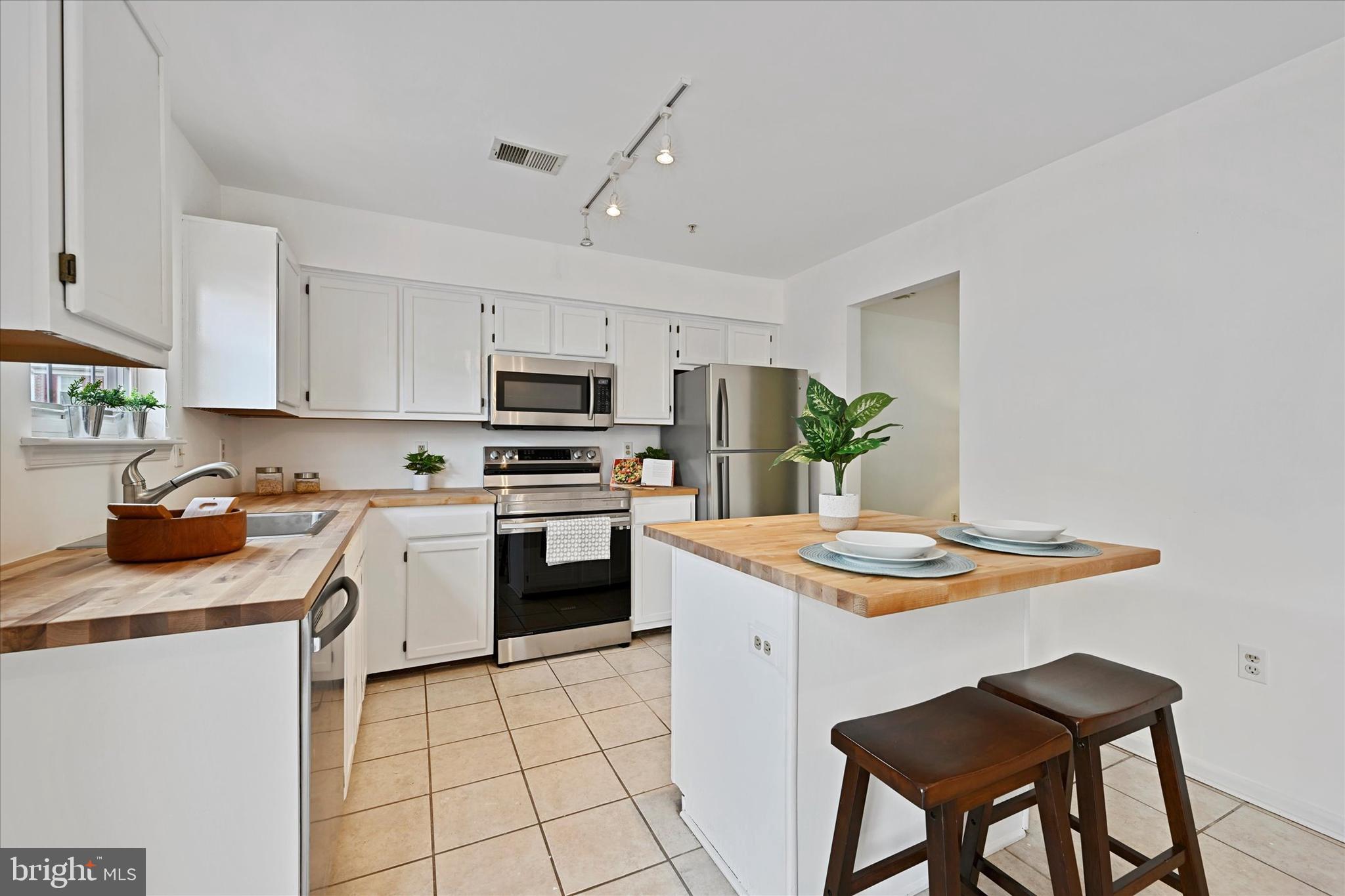 STONEHAVEN MEWS IN CROFTON VILLAGE - Residential