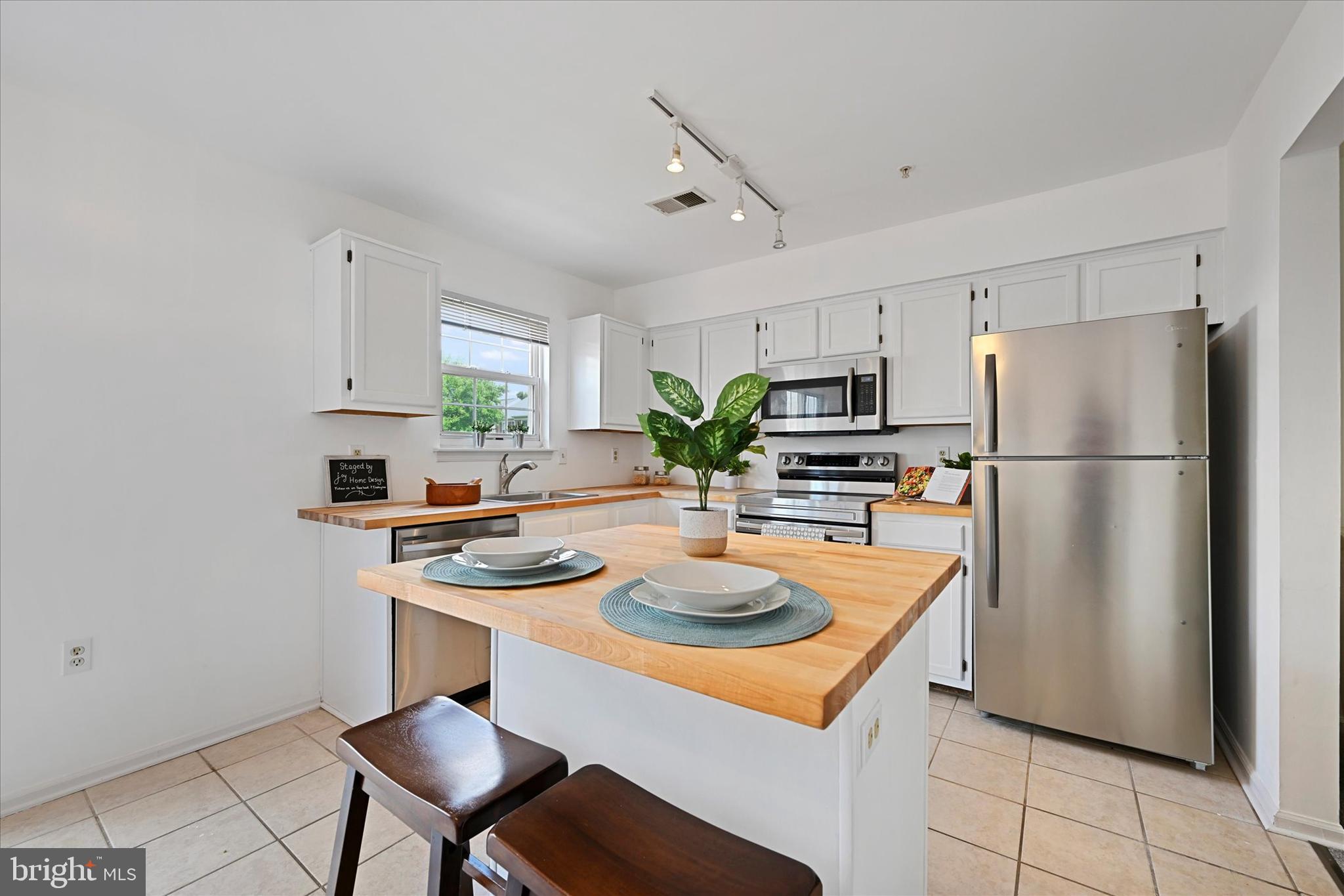 STONEHAVEN MEWS IN CROFTON VILLAGE - Residential