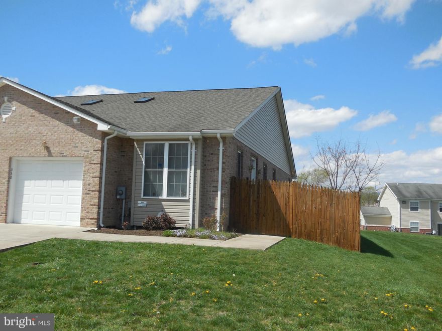 End unit duplex in Woodstock, 3 bedrooms, 2 full baths. Livingroom with bay window and fireplace. Kitchen with new granite counter tops, new range and skylight..Master bedroom with jacuzzi tub, french doors leading to deck with beautiful mt views. Attractively landscaped with rose and holly bushes. Conveniently located to shopping, schools and hospital, within minutes to I81. HMS Home Warranty.