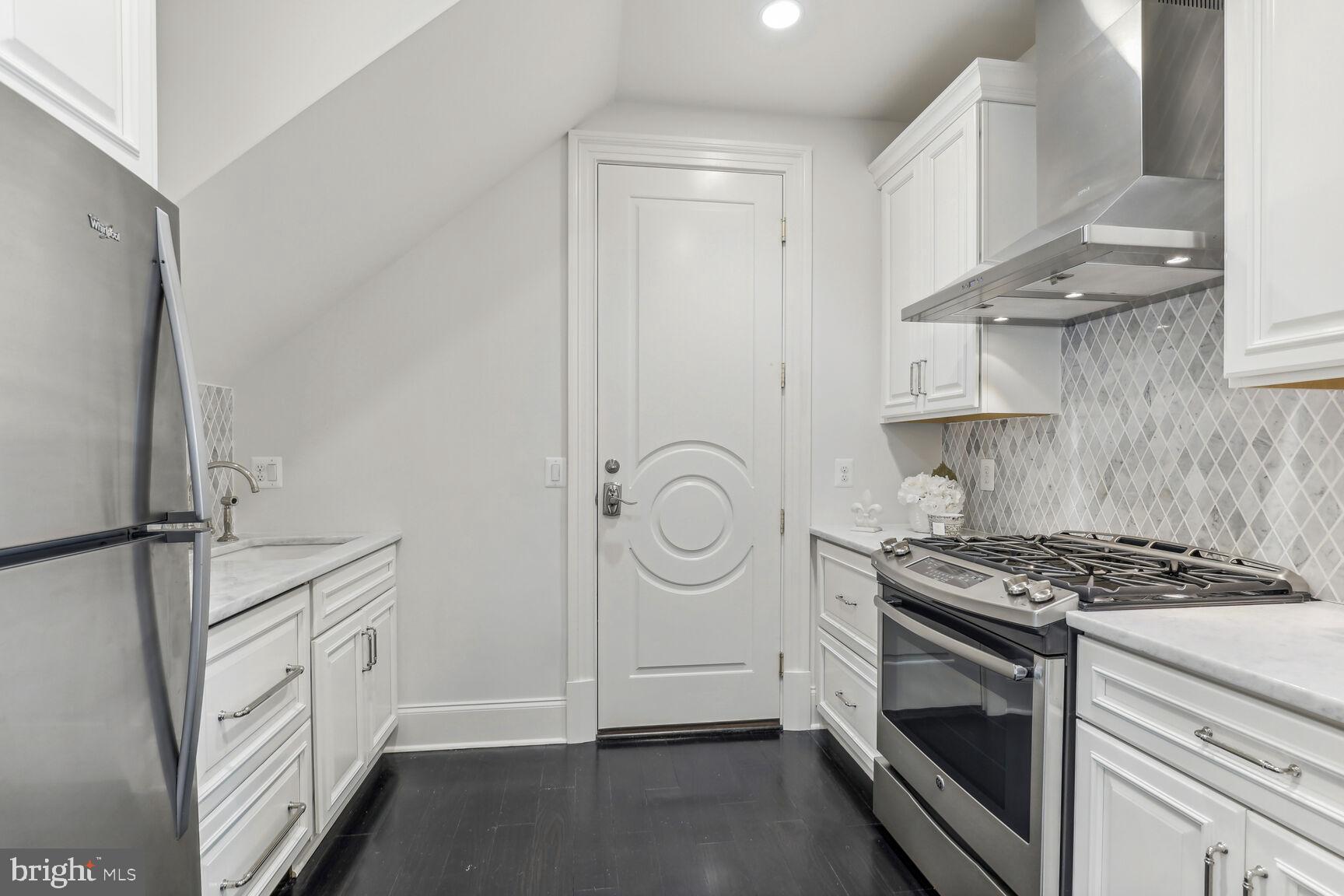 ENGLISH VILLAGE - Residential