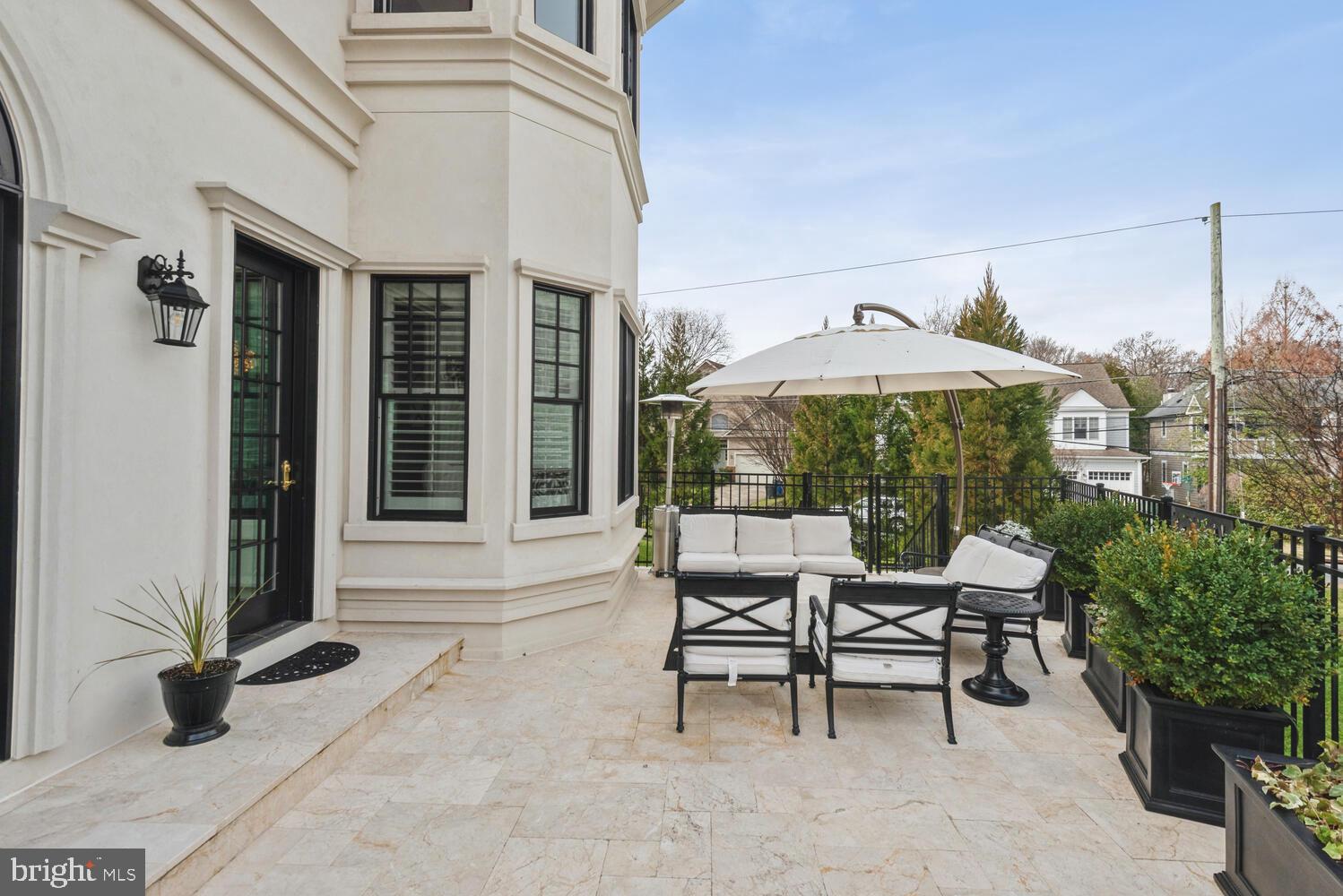 ENGLISH VILLAGE - Residential