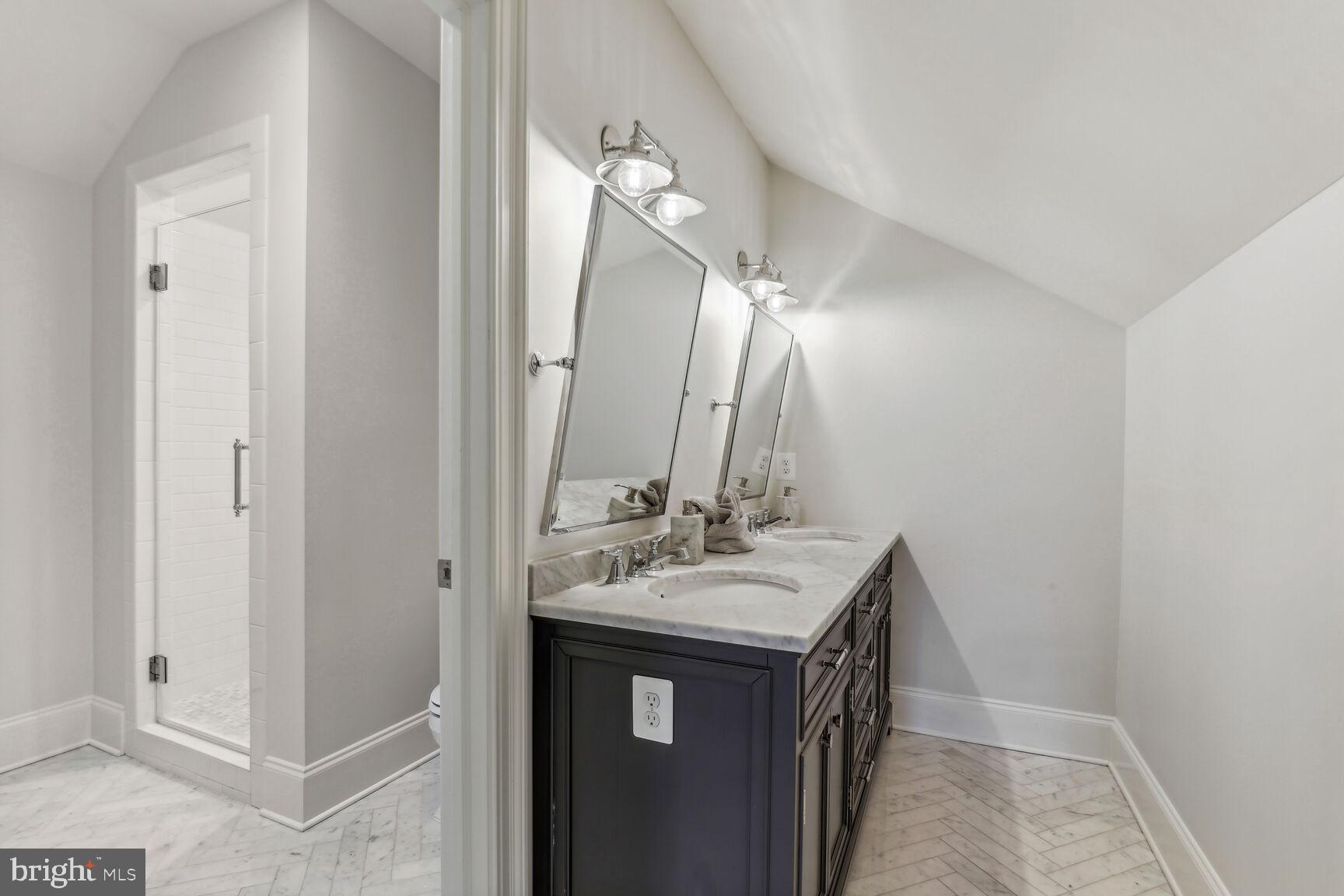 ENGLISH VILLAGE - Residential