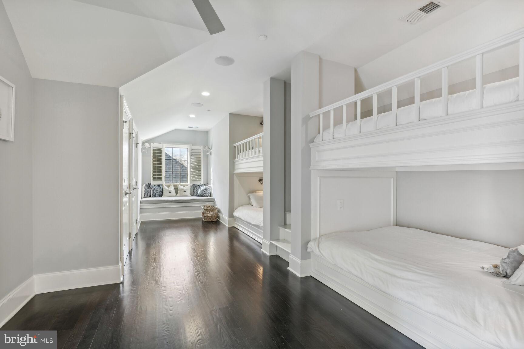 ENGLISH VILLAGE - Residential