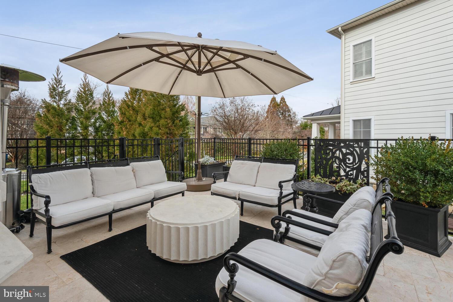 ENGLISH VILLAGE - Residential