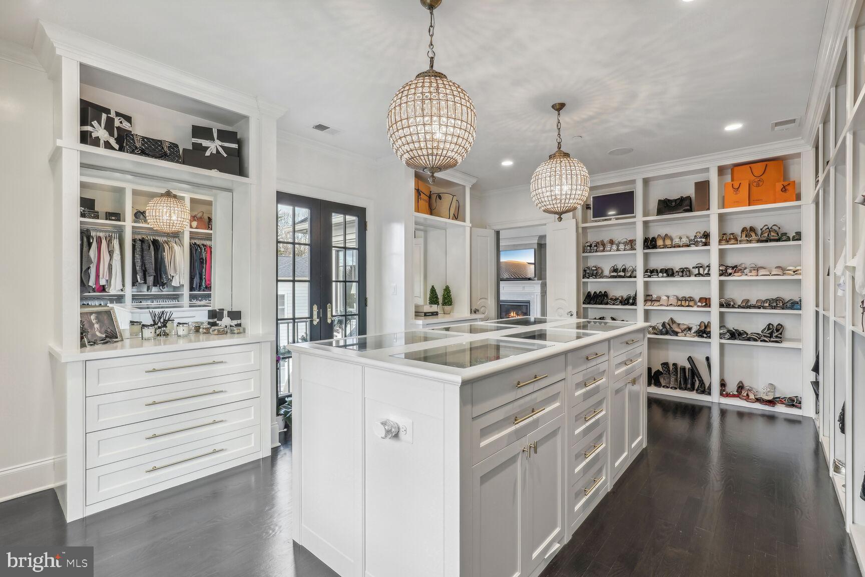 ENGLISH VILLAGE - Residential