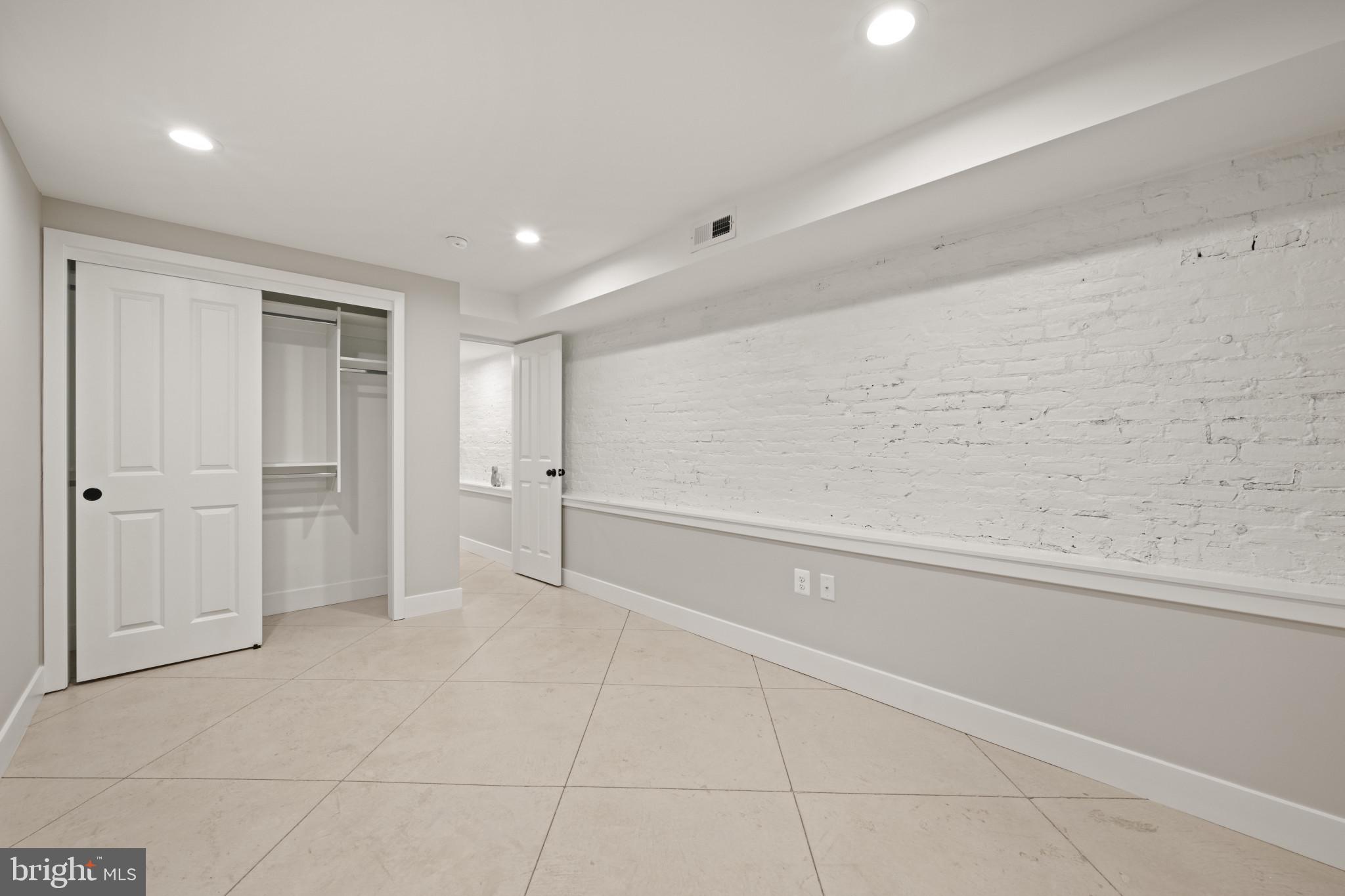 LOCUST POINT - Residential