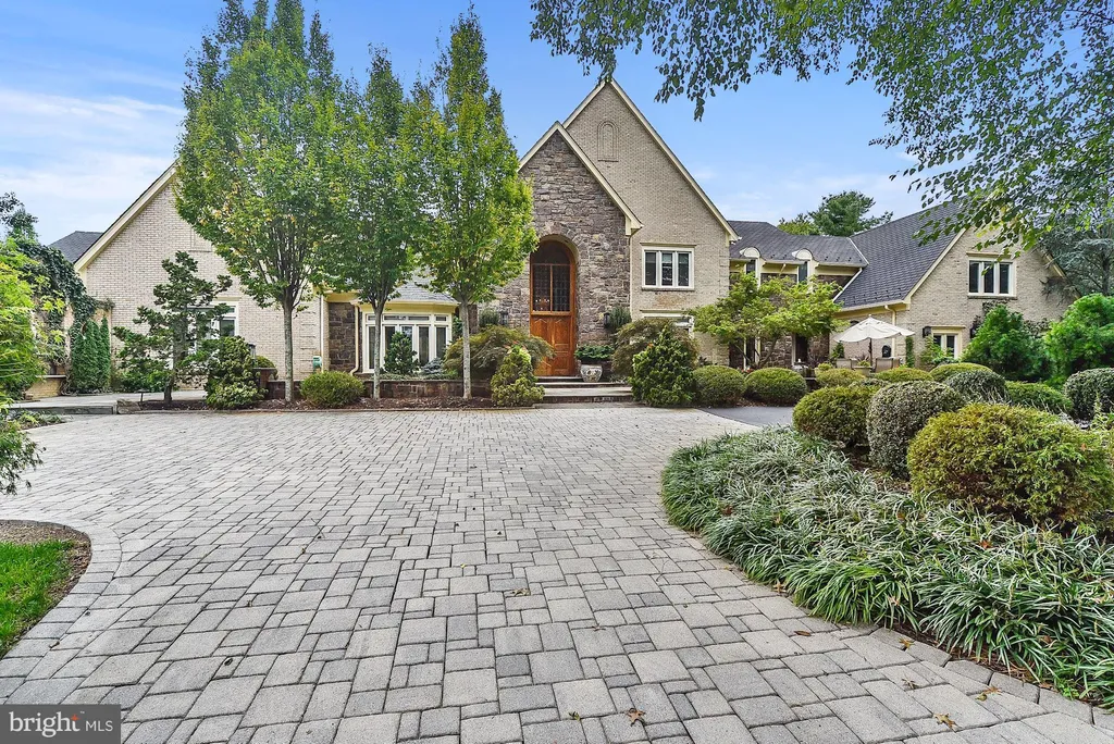 9900 Bentcross Drive, Potomac, MD 20854