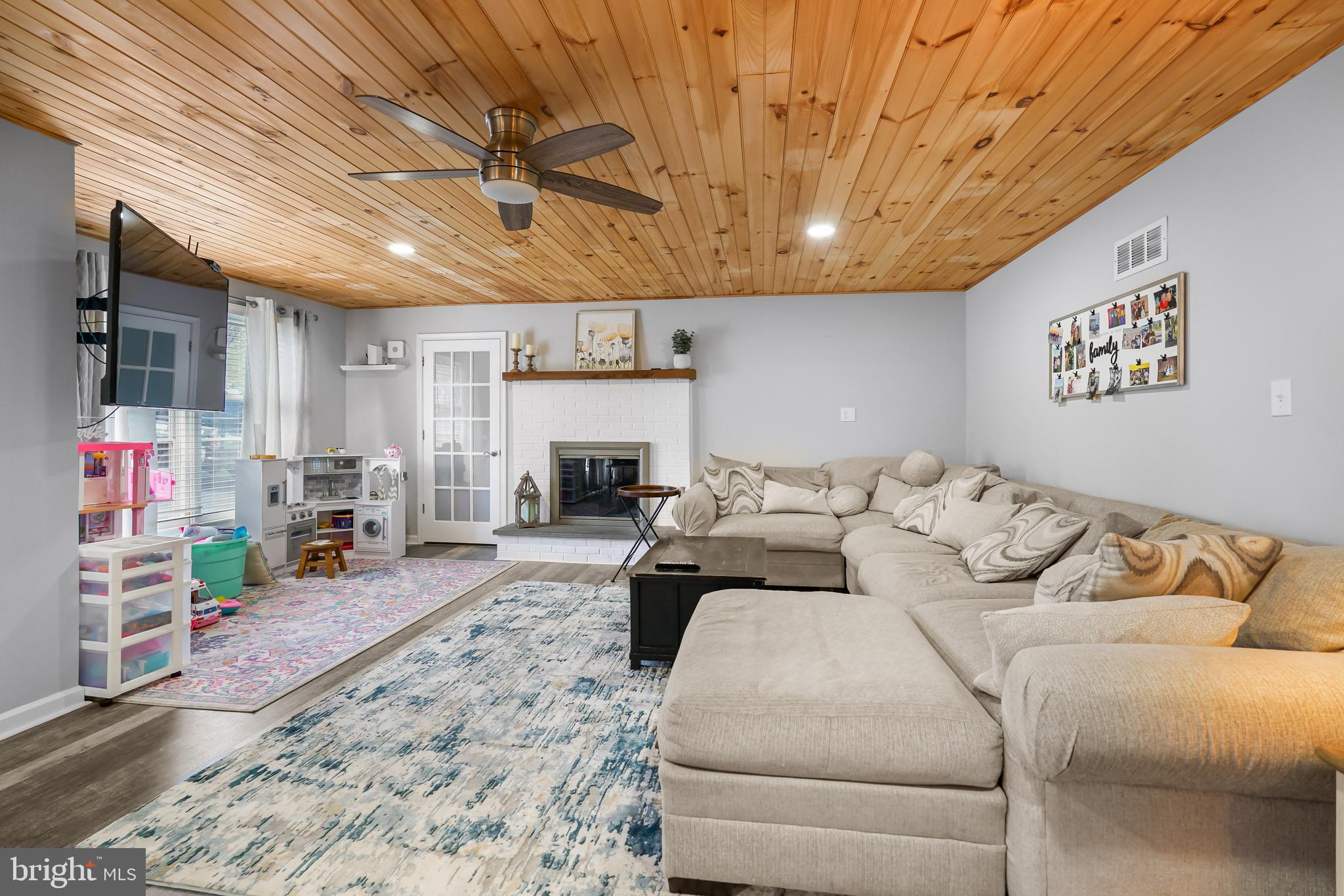 SURREY RIDGE - Residential