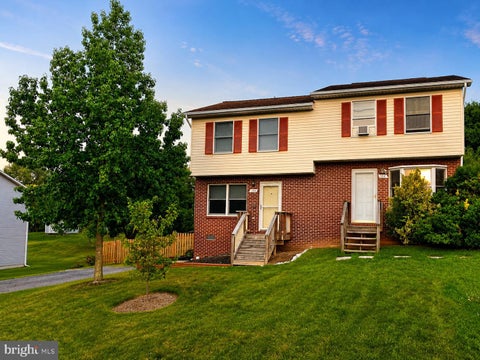Townhouse For Sale - 106 Lakeridge Drive<br/> STEPHENS CITY, VA 22655