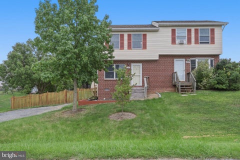 Townhouse For Sale - 106 Lakeridge Drive<br/> STEPHENS CITY, VA 22655