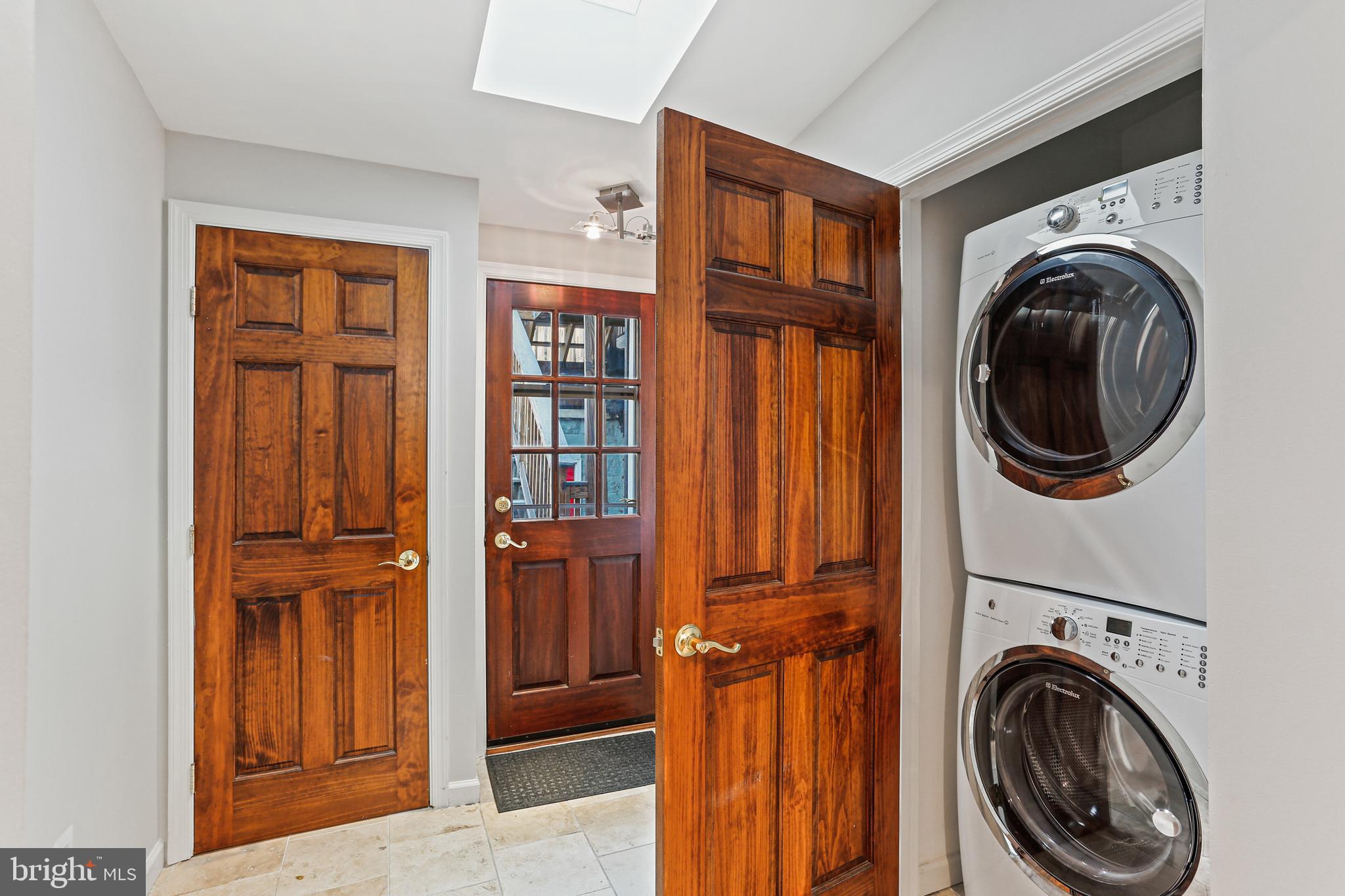 LOCUST POINT - Residential