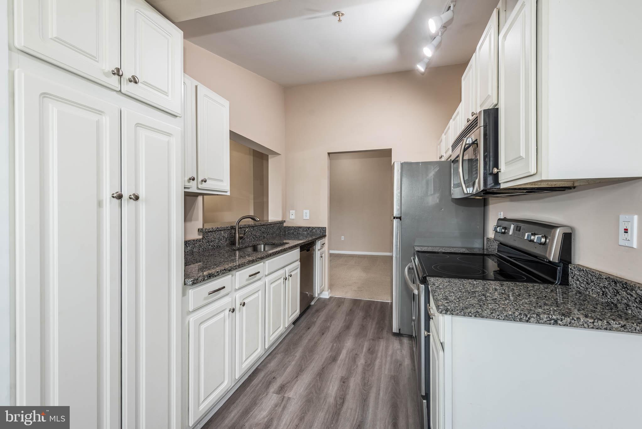 CROMWELL FOUNTAIN - Residential