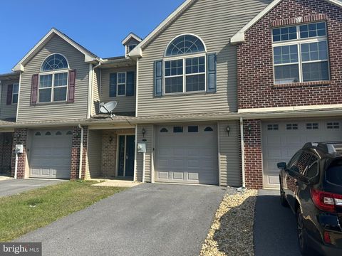 Townhouse For Rent - 250 Meriweather Drive<br/> Franklin County, CHAMBERSBURG, PA 17201
