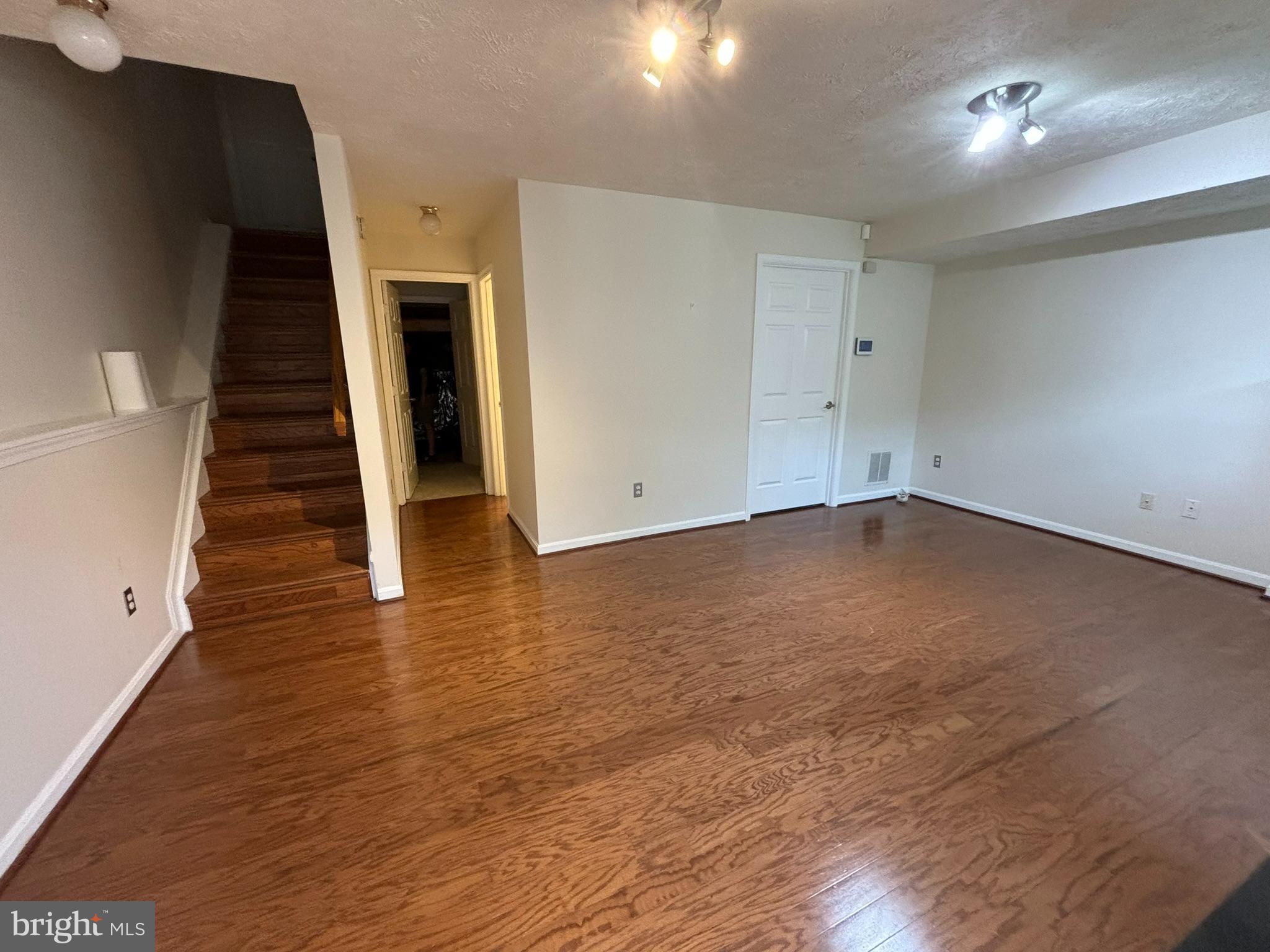 SINGLETONS GROVE - Residential Lease