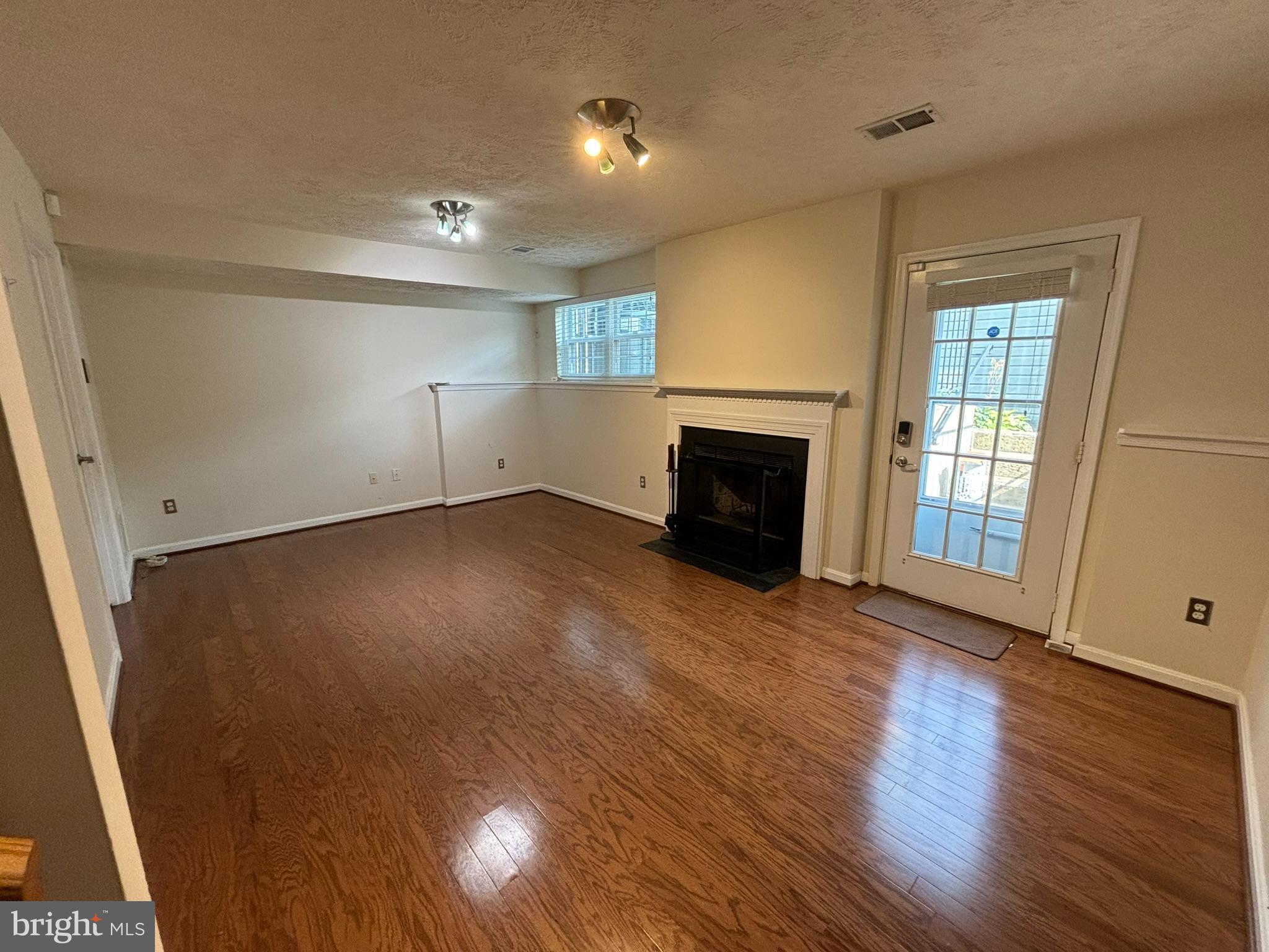 SINGLETONS GROVE - Residential Lease