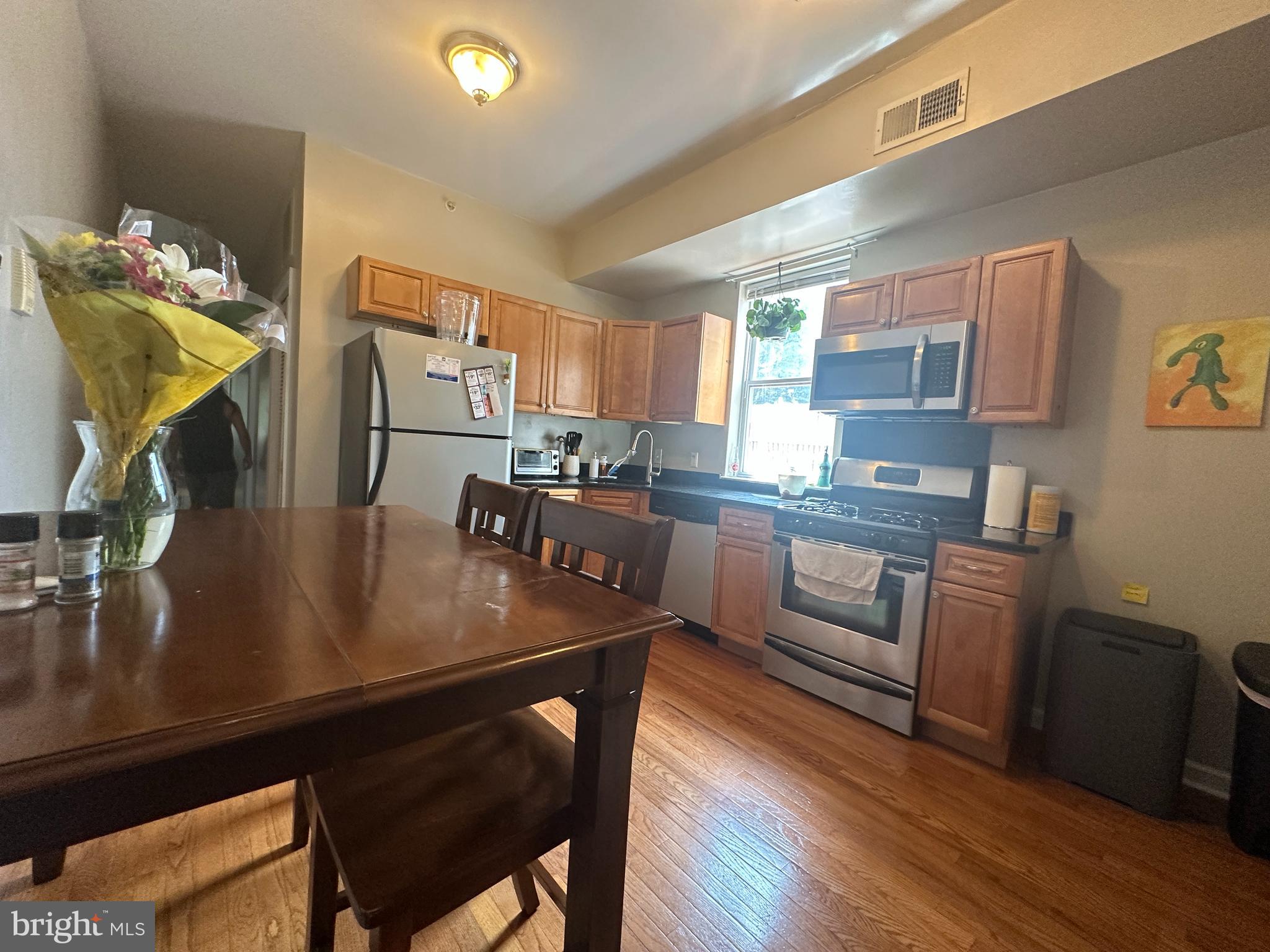 2 bed apartment with balcony near U penn and drexel btw 40 and 41 off market.walk to sbuway and bus station.
newer building with central air and wood flooring,laundry and dishwasher.avail 9/7/2025.
very spacious 2 bedrooms and a lot of space.
minimum requirements: credit score above 650 and income three times of rent without eviction history,three month rent upfront and $50 application fee per adult.college students can have cosigners.