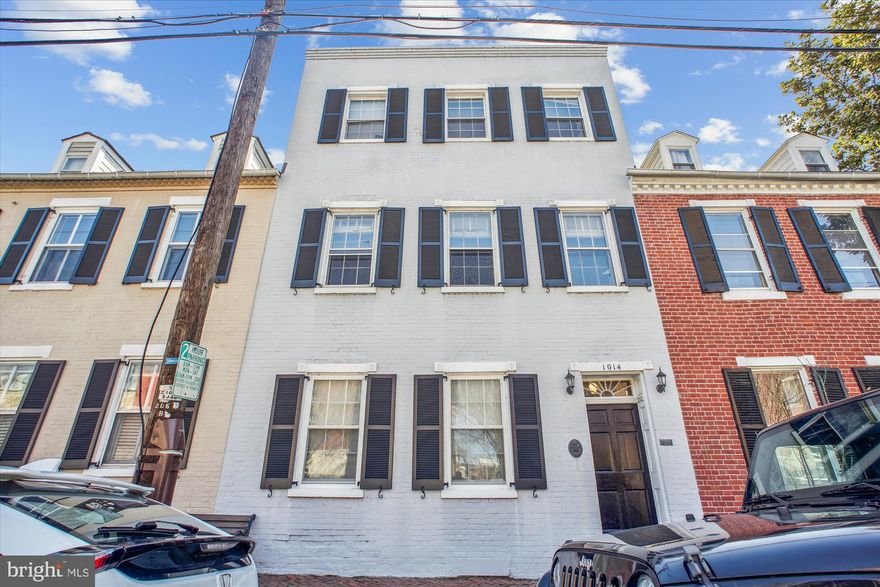 This beautifully updated 1-bedroom, 1-bathroom apartment (+ STORAGE!!)  is perfectly situated in Historic Old Town Alexandria, just one block from King Street’s shops and restaurants. This first floor unit boasts original hardwood floors, a sleek stainless-steel appliances, and the convenience of an in-unit dual washer/dryer.
Additional perks include a private storage unit and access to larger laundry facilities within the complex. Enjoy the charming courtyard entertaining areas and a pet-friendly community. Water, trash pickup, and common area maintenance are included in the rent.
Unbeatable location—walk to Whole Foods, Safeway, King Street Metro, the Potomac Waterfront, the Mt. Vernon Trail, and the Saturday farmers market. Nearby parks, dog parks, and fitness centers add to the convenience.
Don’t miss out on this rare rental opportunity in one of Alexandria’s most sought-after neighborhoods! Schedule your showing today!