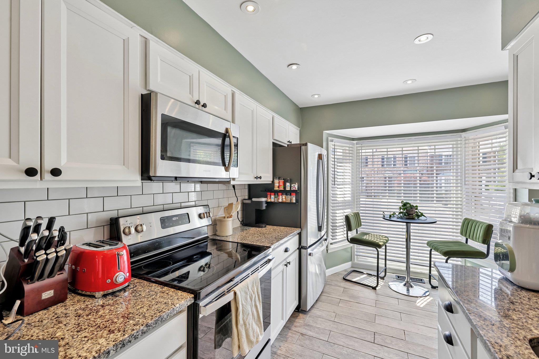 BAY HILLS - COLONIAL RIDGE - Residential