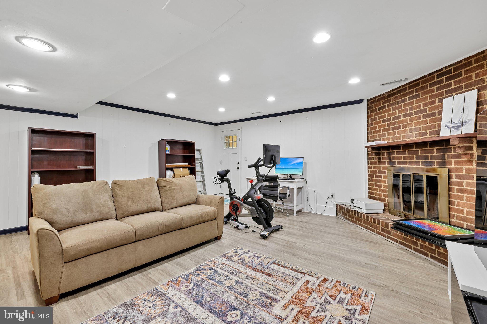 BAY HILLS - COLONIAL RIDGE - Residential