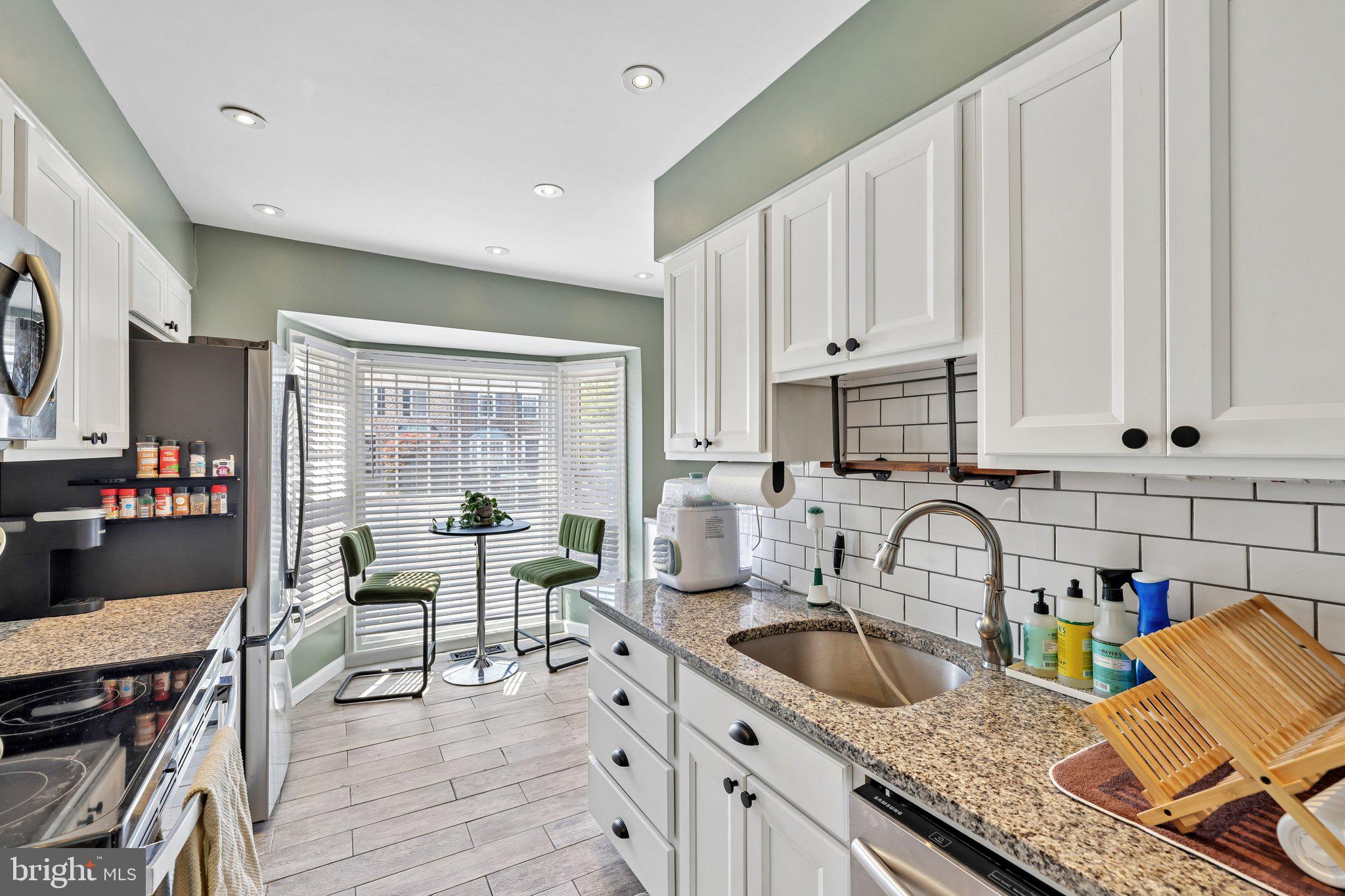 BAY HILLS - COLONIAL RIDGE - Residential