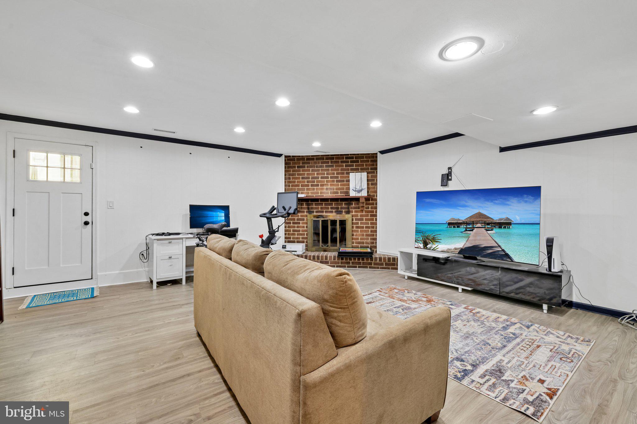 BAY HILLS - COLONIAL RIDGE - Residential