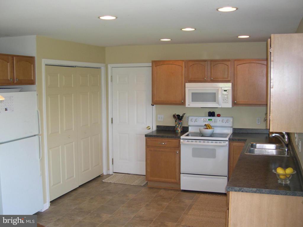 MAYTOWN VILLAGE SQUARE - Residential