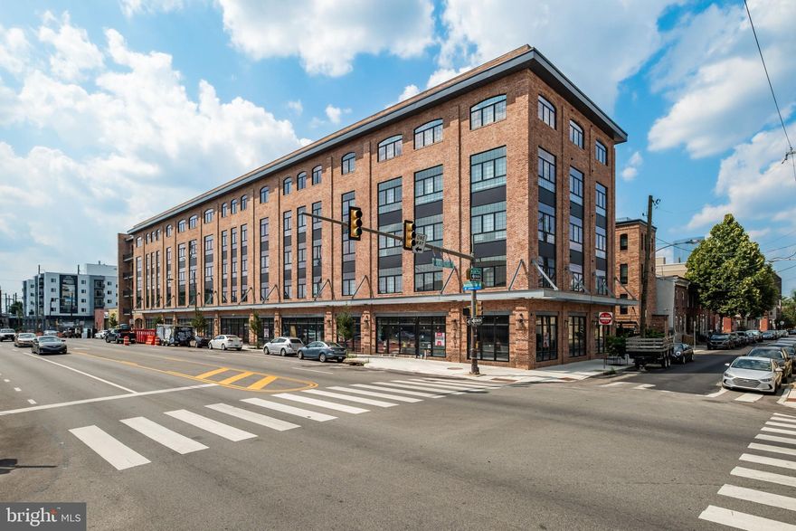 Beautiful new construction CORNER retail on the ground floor of a luxury apartment building. With unbeatable frontage, best-in-class co-tenancy, and incomparable vehicular traffic, this is a rare opportunity to combine cool industrial surroundings with explosive commercial and residential demand. 

LAST SPACE REMAINING! Be a part of everything that's happening on and around Washington Avenue!