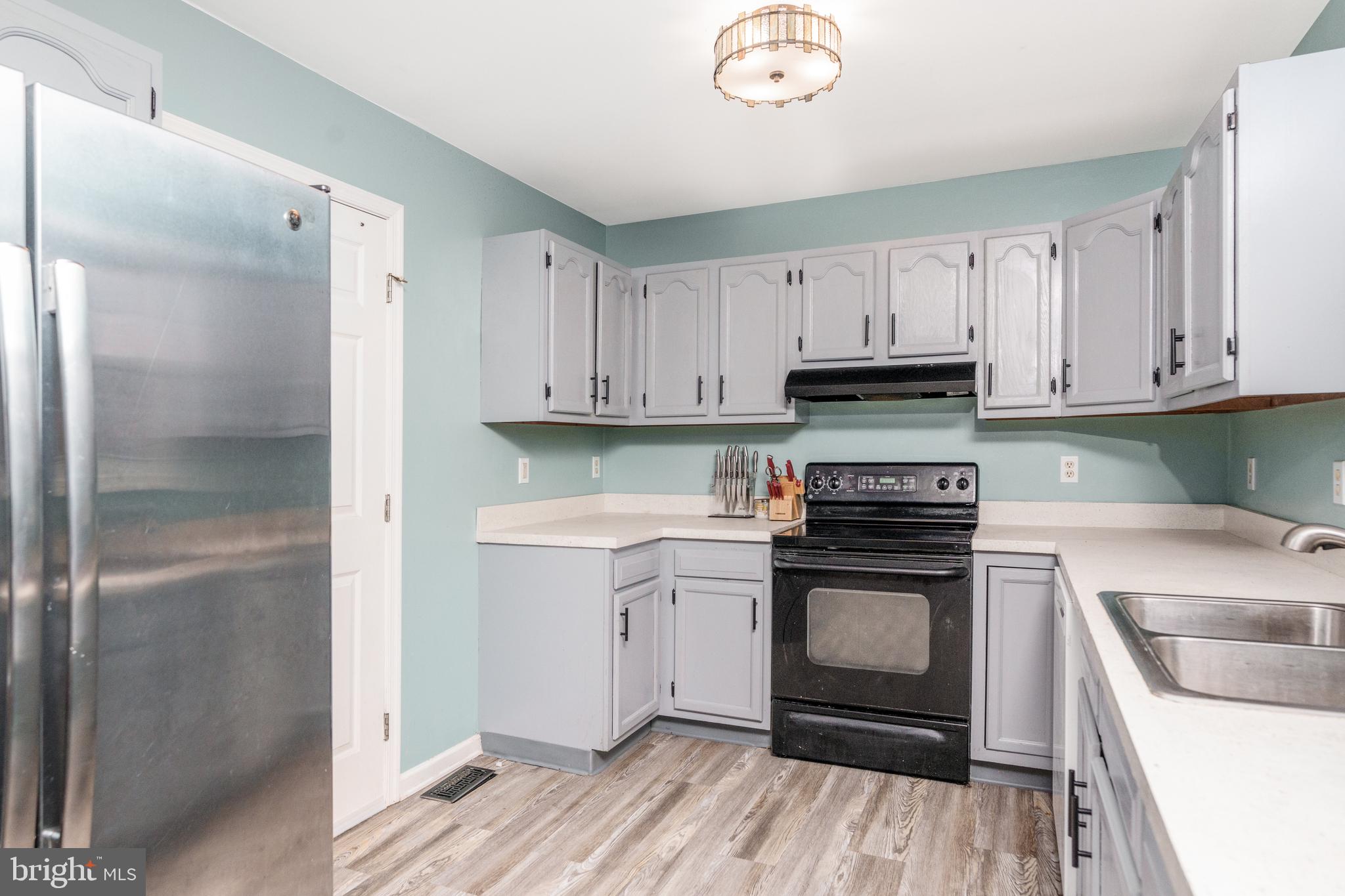 KENSINGTON COURTS - Residential