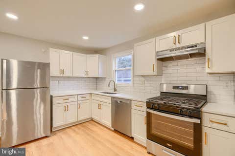 Townhouse For Rent - 528 Potomac Ave<br/> BALTIMORE, MD 21237