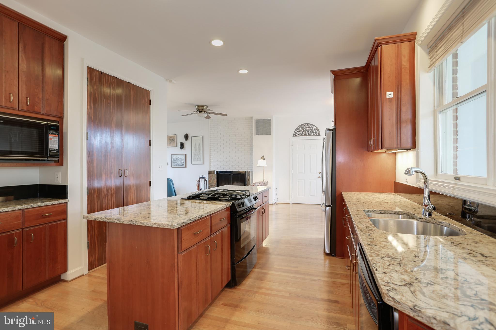 COUNTRY CLUB HILLS - Residential